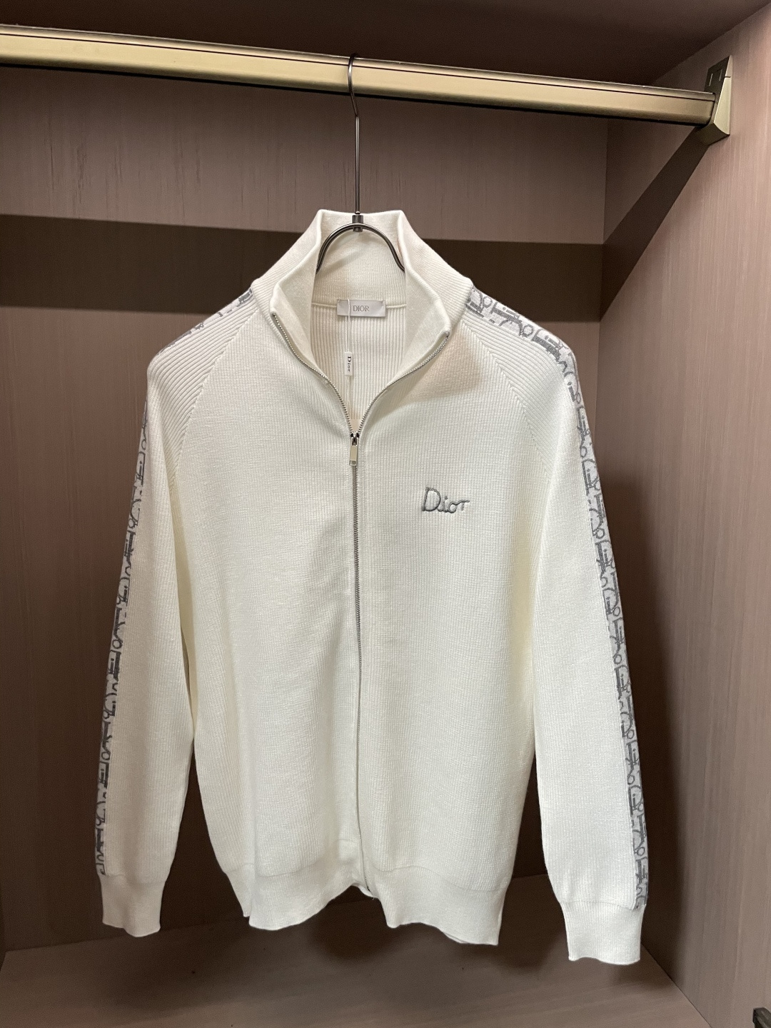 Dior 爆款 2025秋冬 高级定制 都市风十足 加厚款开衫毛衣。 采用进口羊毛混纺面料 柔软细腻 男