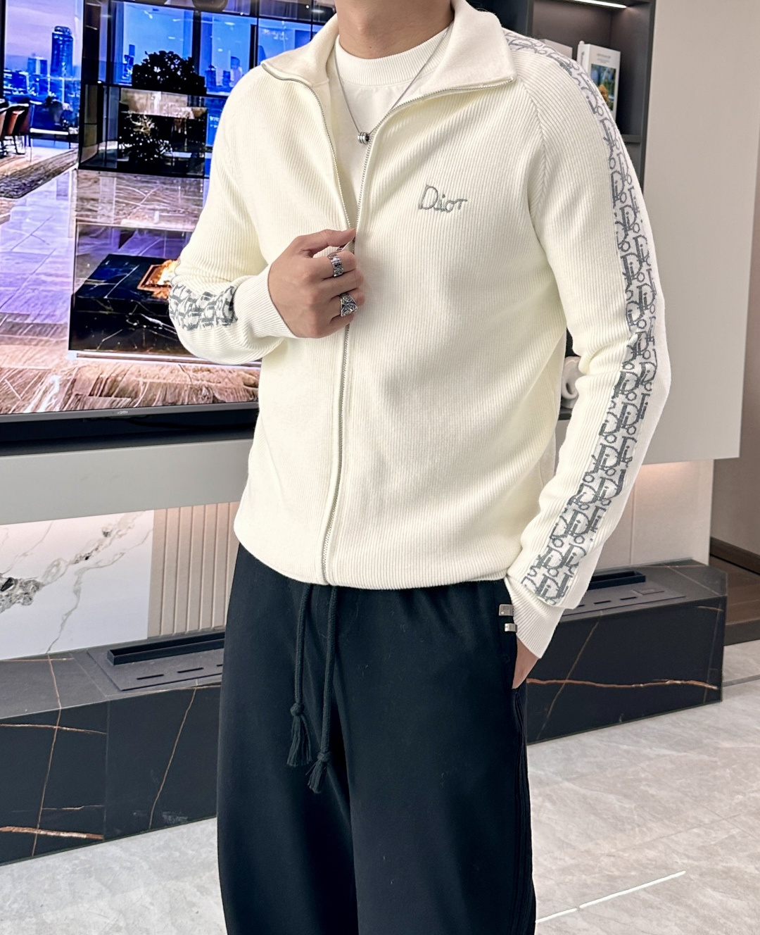 Dior 爆款 2025秋冬 高级定制 都市风十足 加厚款开衫毛衣。 采用进口羊毛混纺面料 柔软细腻 男