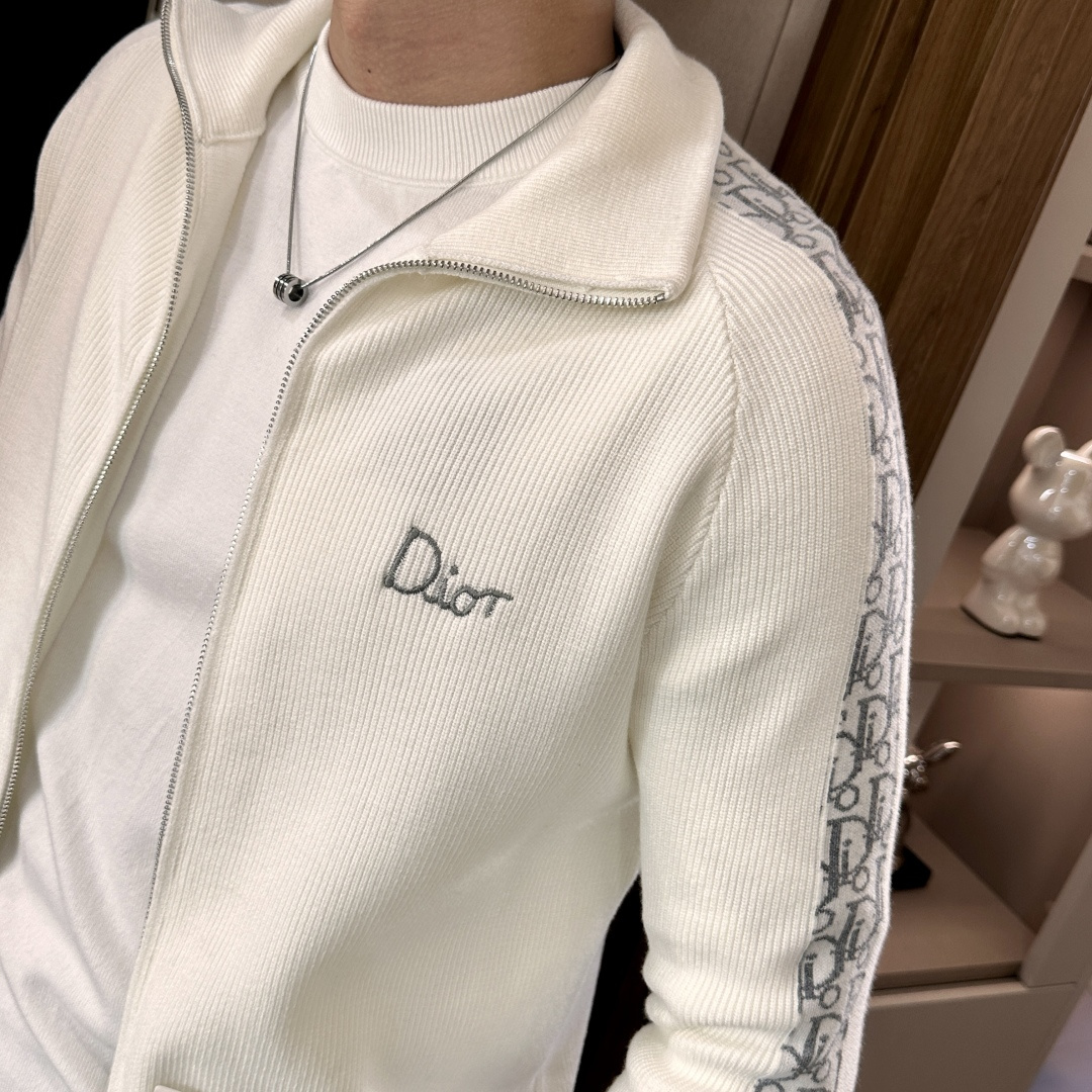 Dior 爆款 2025秋冬 高级定制 都市风十足 加厚款开衫毛衣。 采用进口羊毛混纺面料 柔软细腻 男
