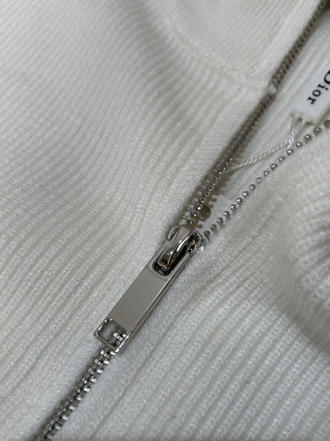 Dior 爆款 2025秋冬 高级定制 都市风十足 加厚款开衫毛衣。 采用进口羊毛混纺面料 柔软细腻 男