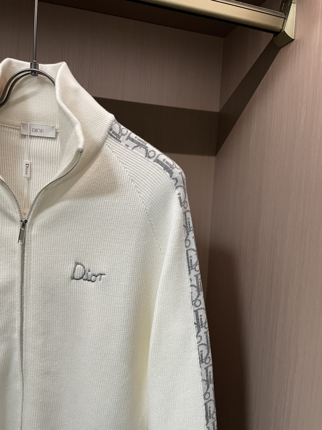 Dior 爆款 2025秋冬 高级定制 都市风十足 加厚款开衫毛衣。 采用进口羊毛混纺面料 柔软细腻 男