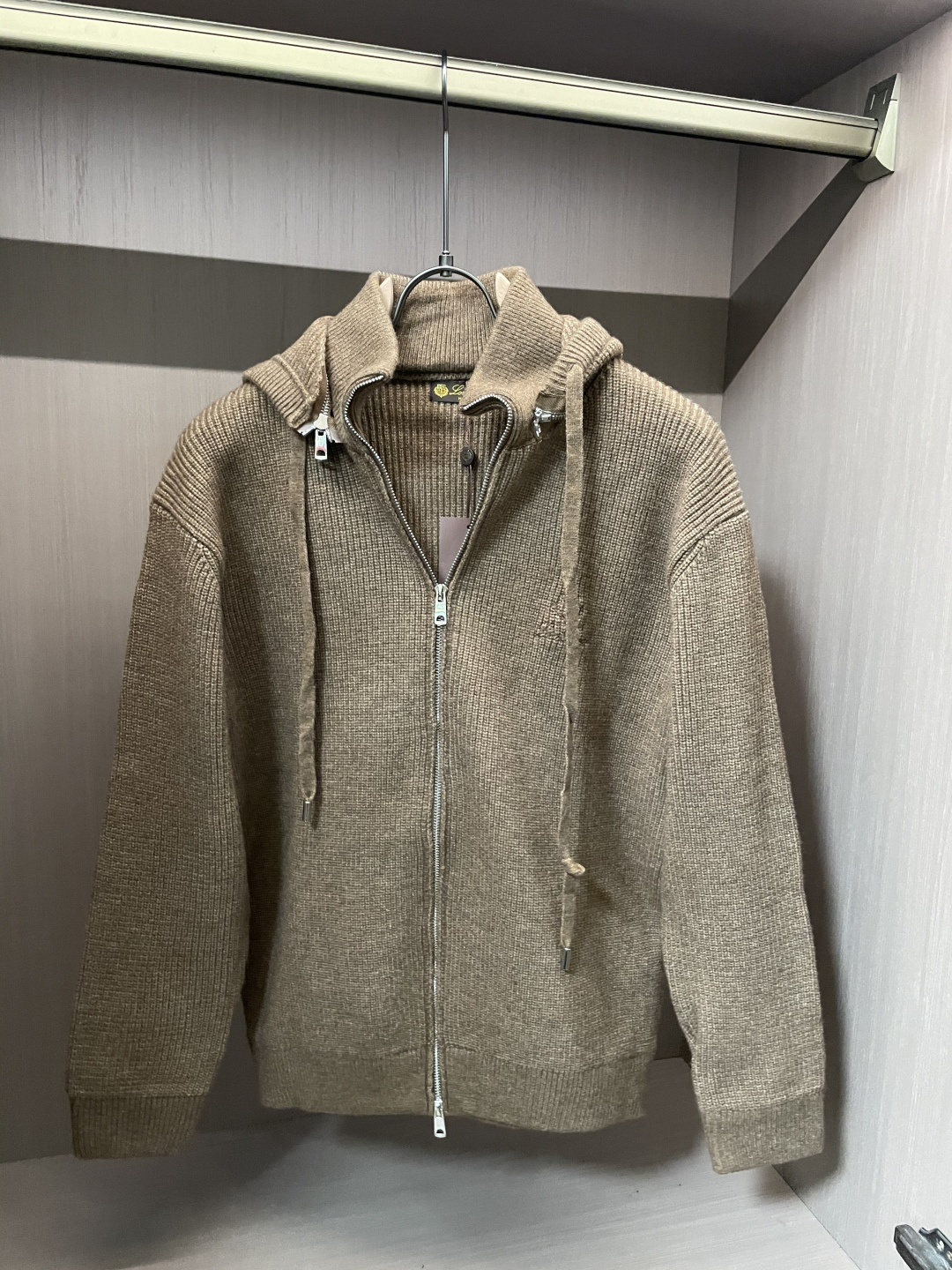 lP🆕 爆款 2025秋冬 高级定制 都市风十足 加厚款开衫毛衣。 采用进口羊毛混纺面料 柔软细腻 男人