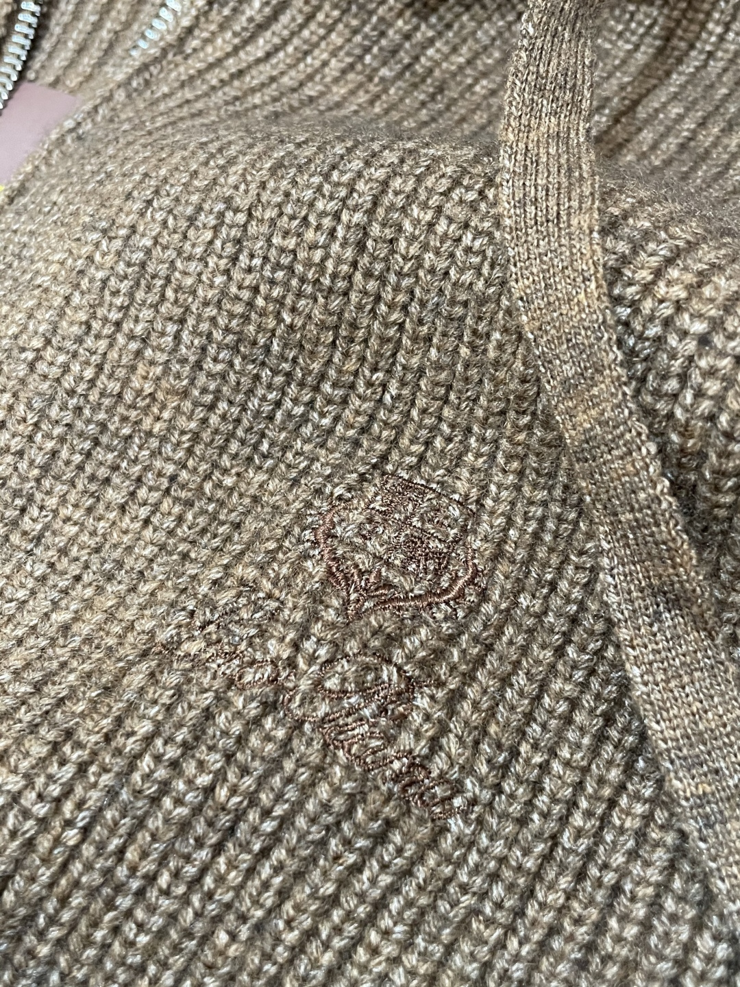 lP🆕 爆款 2025秋冬 高级定制 都市风十足 加厚款开衫毛衣。 采用进口羊毛混纺面料 柔软细腻 男人