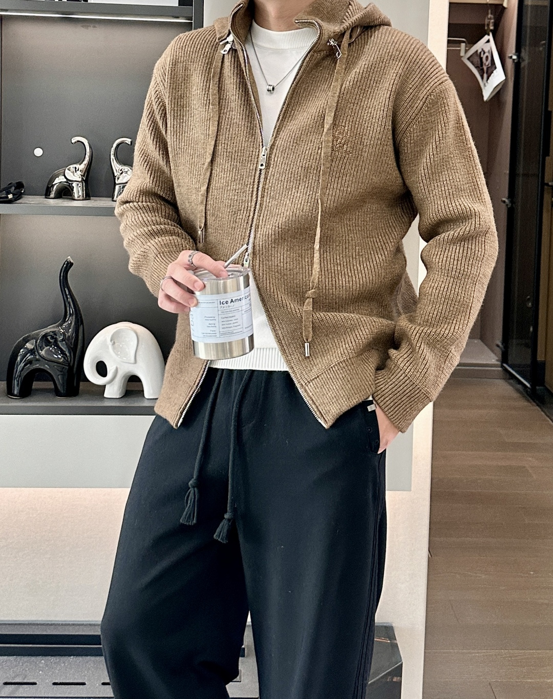 lP🆕 爆款 2025秋冬 高级定制 都市风十足 加厚款开衫毛衣。 采用进口羊毛混纺面料 柔软细腻 男人