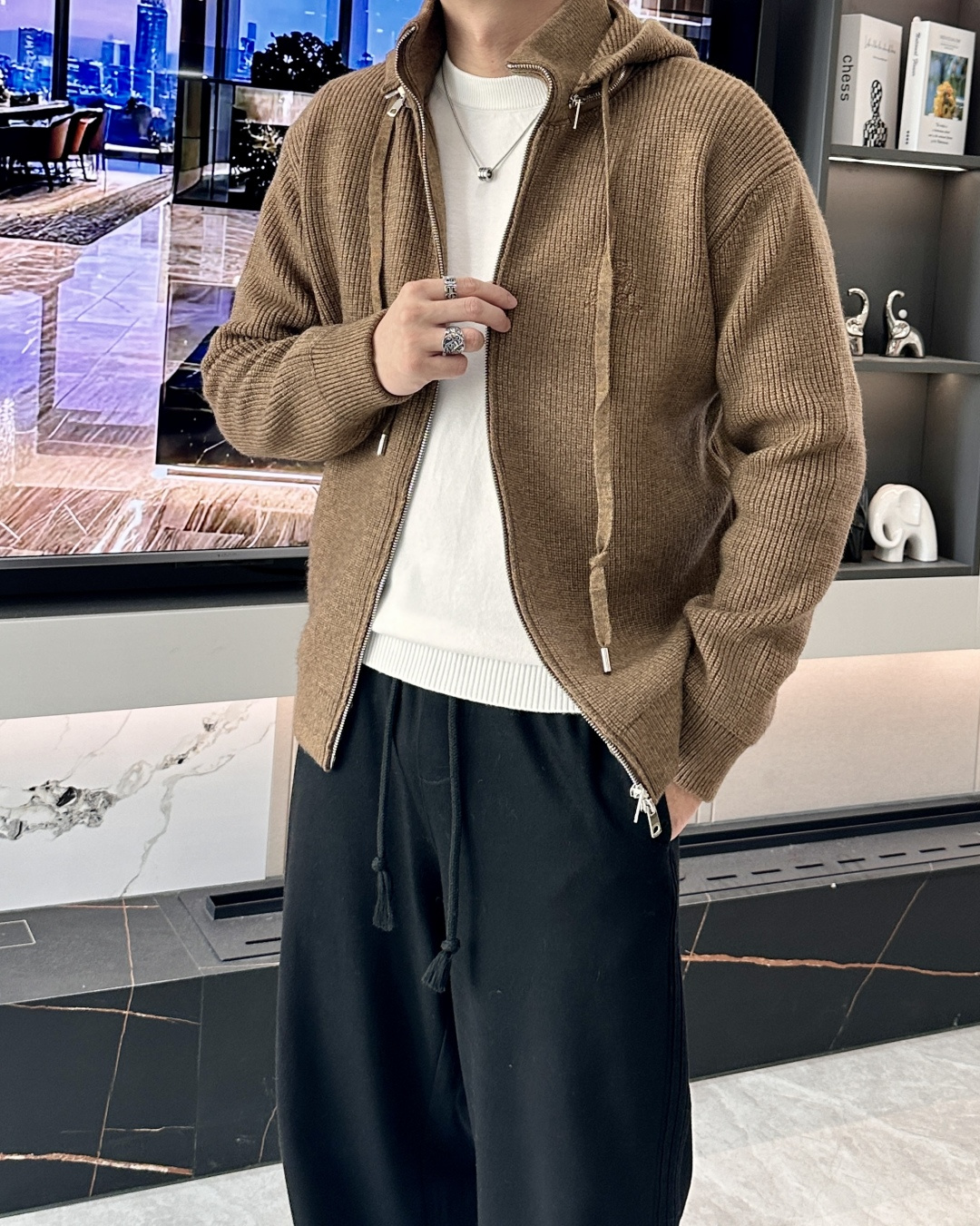 lP🆕 爆款 2025秋冬 高级定制 都市风十足 加厚款开衫毛衣。 采用进口羊毛混纺面料 柔软细腻 男人