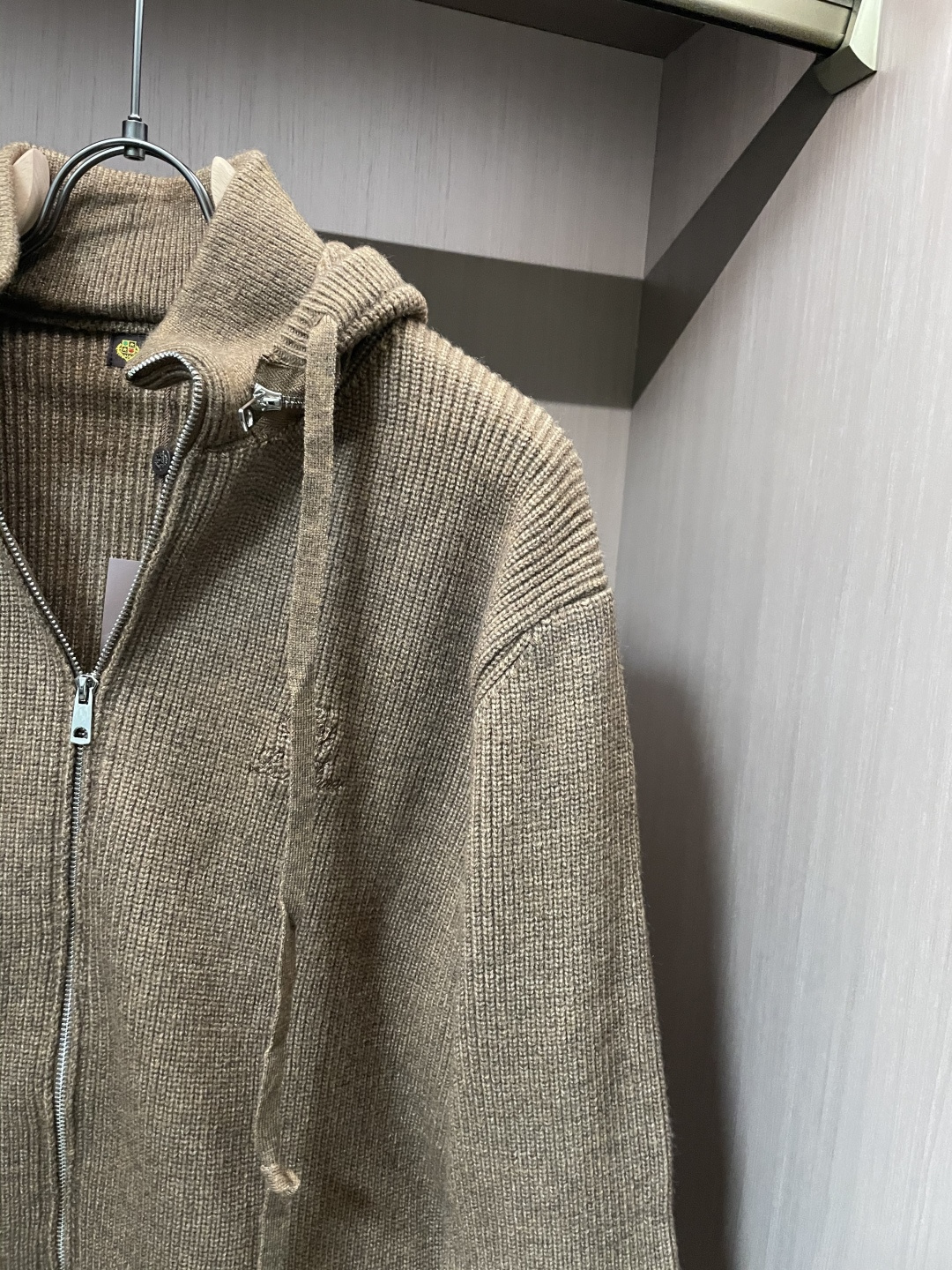 lP🆕 爆款 2025秋冬 高级定制 都市风十足 加厚款开衫毛衣。 采用进口羊毛混纺面料 柔软细腻 男人