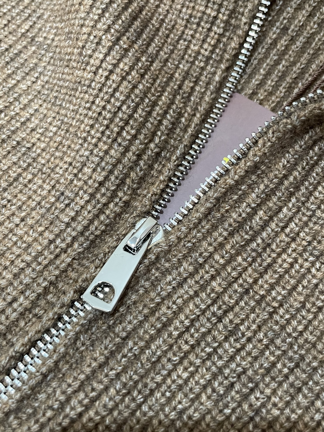 lP🆕 爆款 2025秋冬 高级定制 都市风十足 加厚款开衫毛衣。 采用进口羊毛混纺面料 柔软细腻 男人