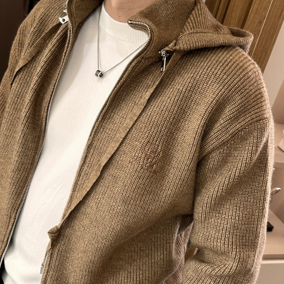 lP🆕 爆款 2025秋冬 高级定制 都市风十足 加厚款开衫毛衣。 采用进口羊毛混纺面料 柔软细腻 男人