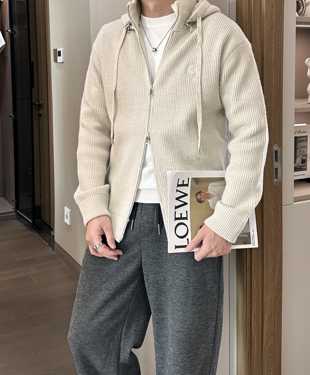 lP🆕 爆款 2025秋冬 高级定制 都市风十足 加厚款开衫毛衣。 采用进口羊毛混纺面料 柔软细腻 男人