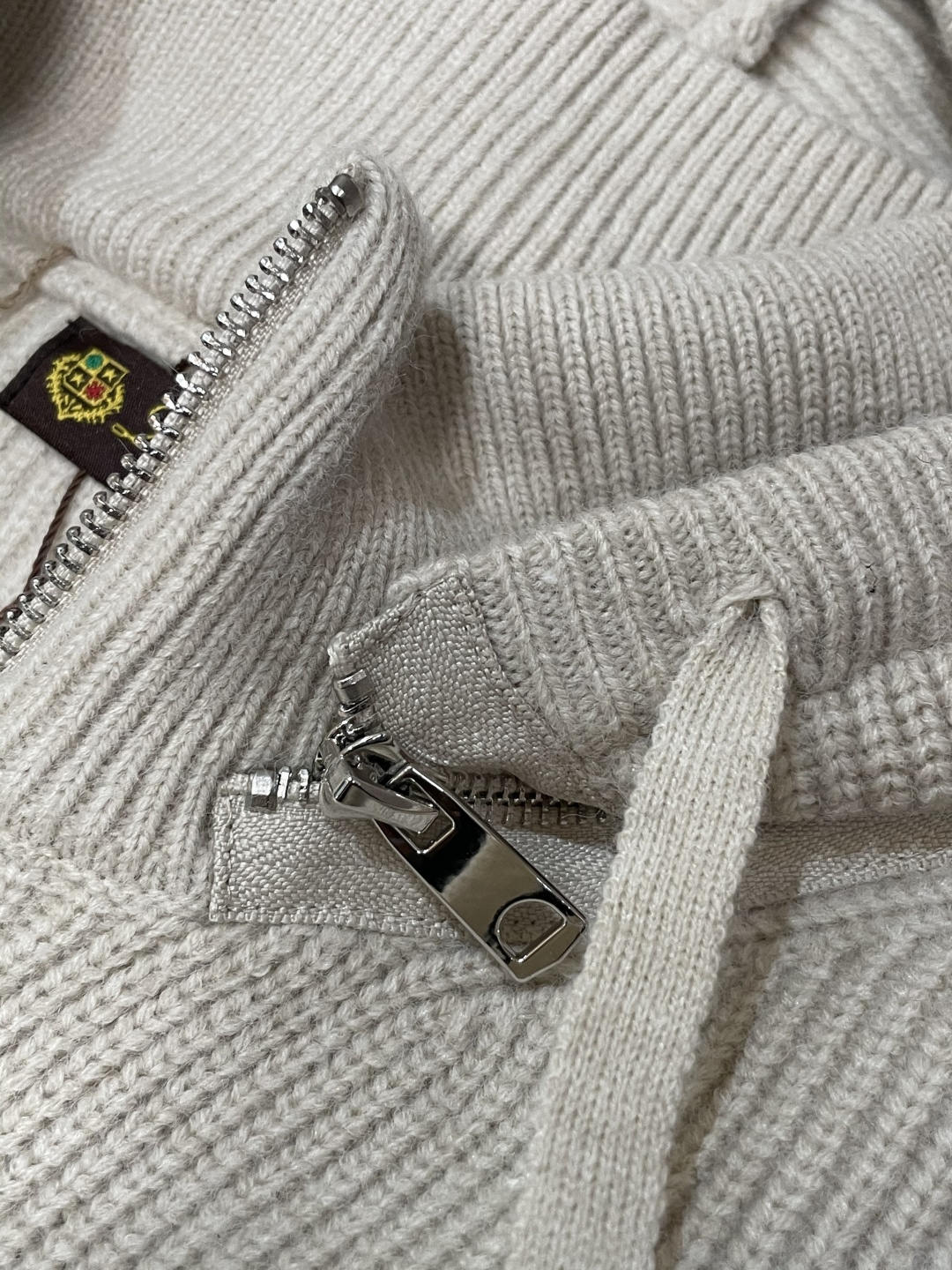 lP🆕 爆款 2025秋冬 高级定制 都市风十足 加厚款开衫毛衣。 采用进口羊毛混纺面料 柔软细腻 男人