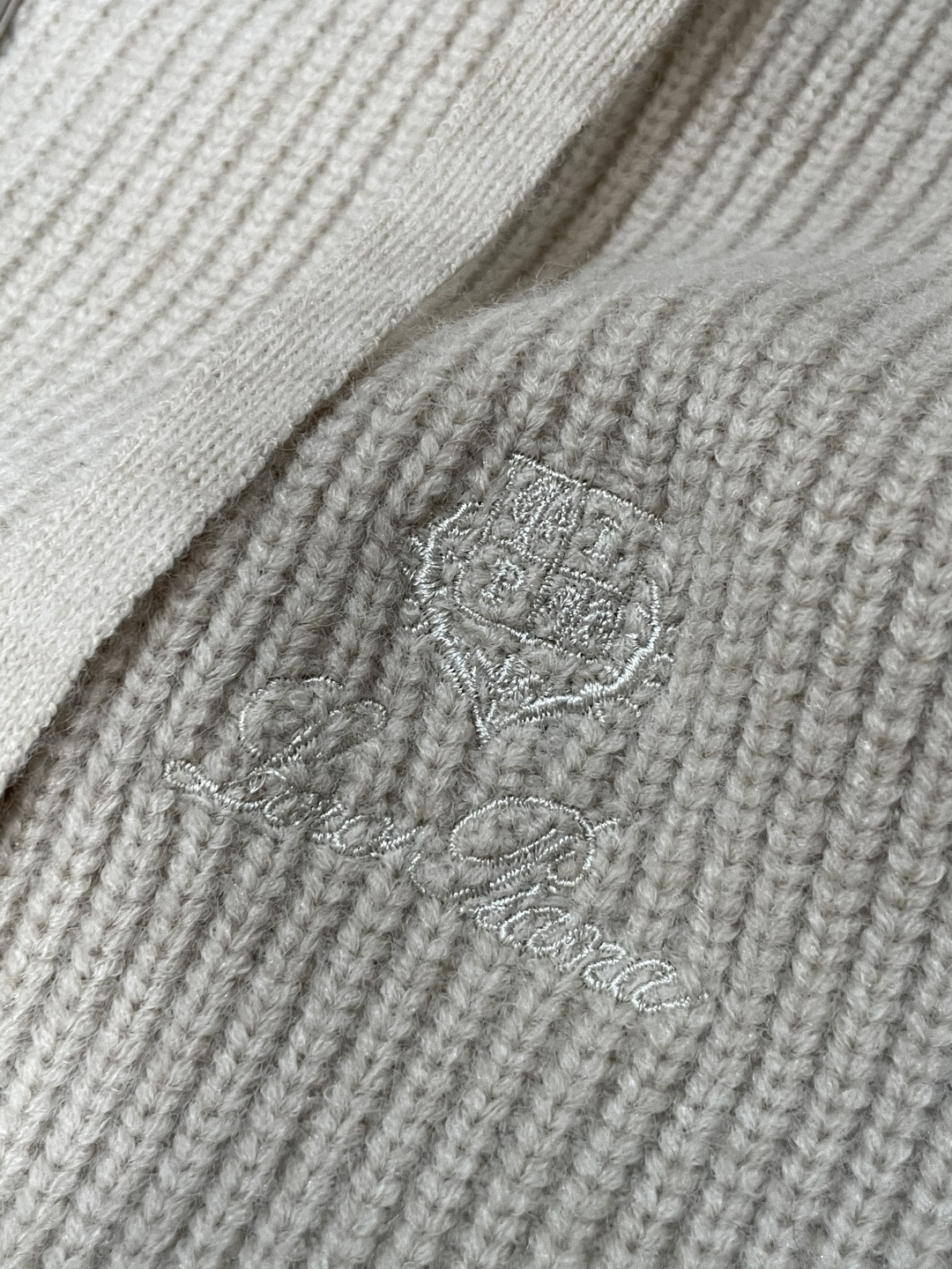 lP🆕 爆款 2025秋冬 高级定制 都市风十足 加厚款开衫毛衣。 采用进口羊毛混纺面料 柔软细腻 男人