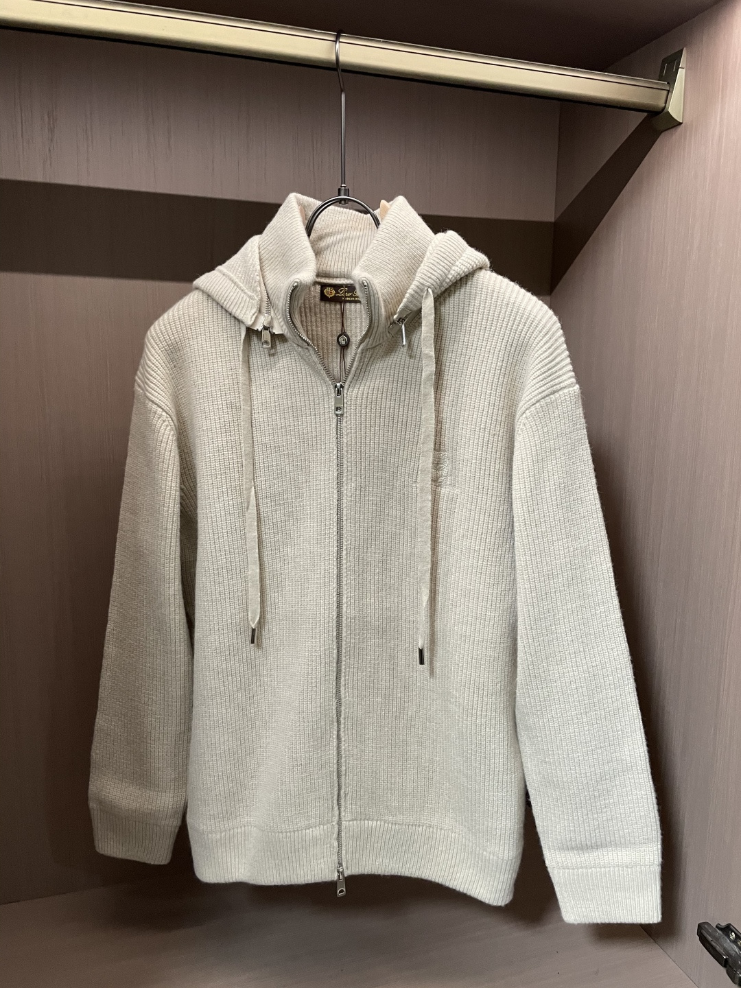 lP🆕 爆款 2025秋冬 高级定制 都市风十足 加厚款开衫毛衣。 采用进口羊毛混纺面料 柔软细腻 男人