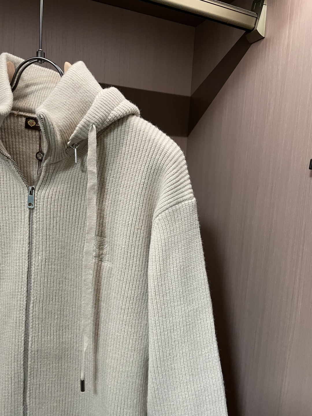 lP🆕 爆款 2025秋冬 高级定制 都市风十足 加厚款开衫毛衣。 采用进口羊毛混纺面料 柔软细腻 男人