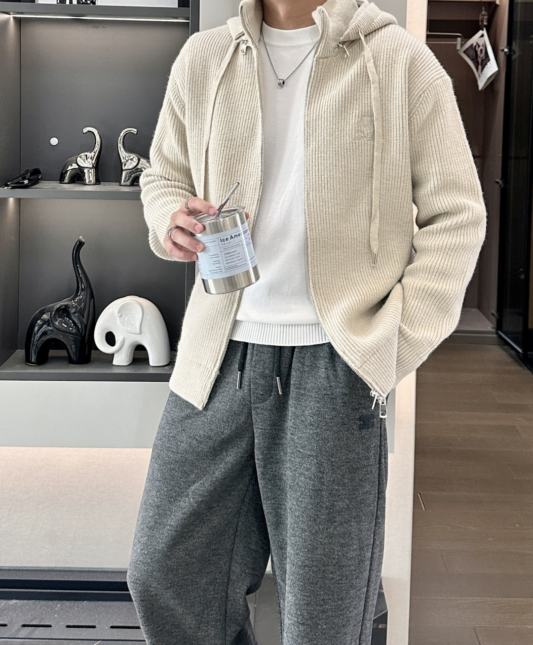 lP🆕 爆款 2025秋冬 高级定制 都市风十足 加厚款开衫毛衣。 采用进口羊毛混纺面料 柔软细腻 男人