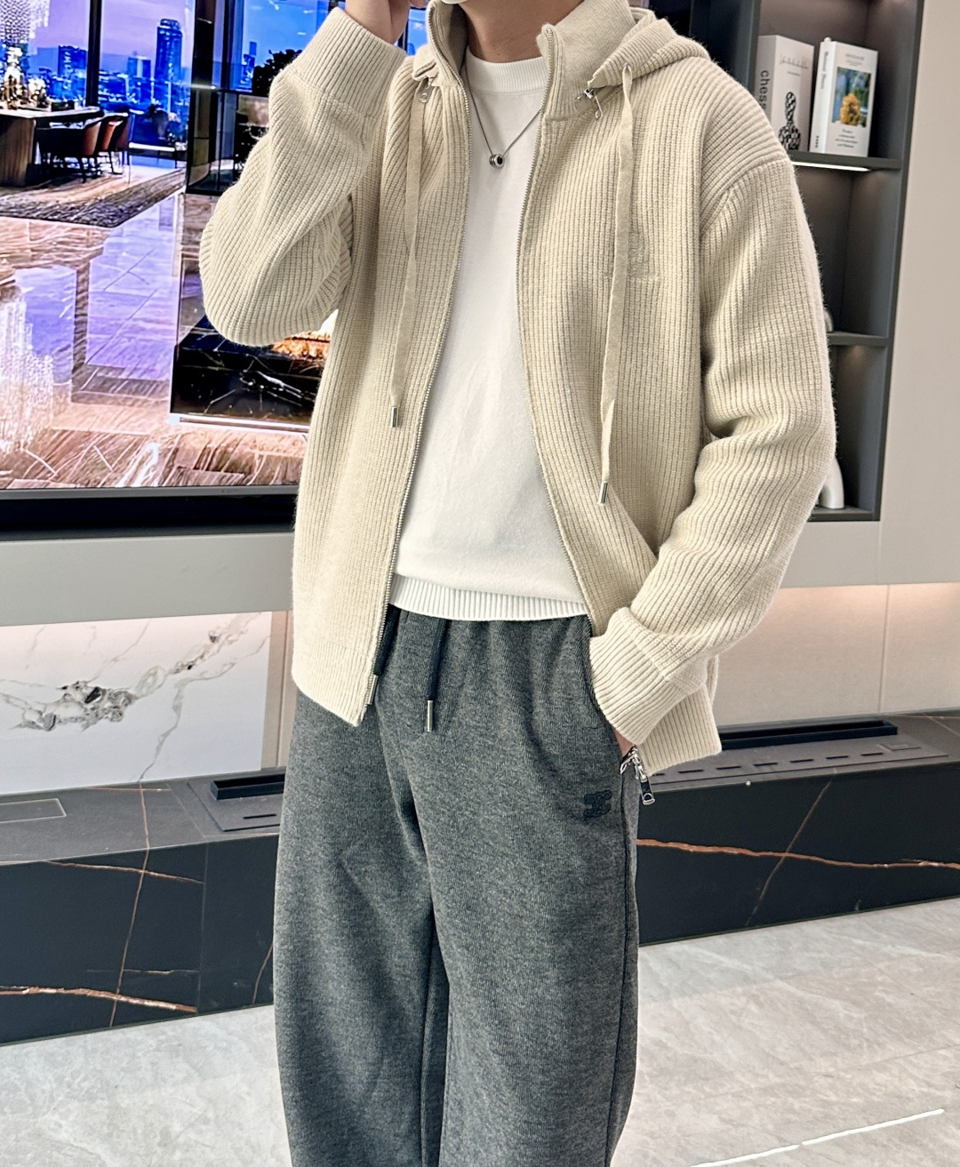 lP🆕 爆款 2025秋冬 高级定制 都市风十足 加厚款开衫毛衣。 采用进口羊毛混纺面料 柔软细腻 男人