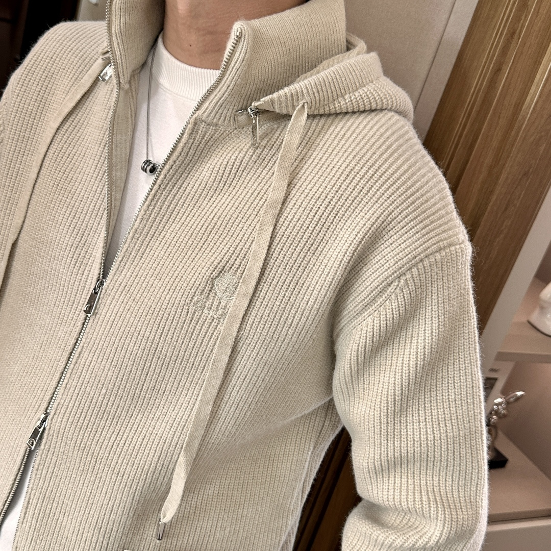 lP🆕 爆款 2025秋冬 高级定制 都市风十足 加厚款开衫毛衣。 采用进口羊毛混纺面料 柔软细腻 男人