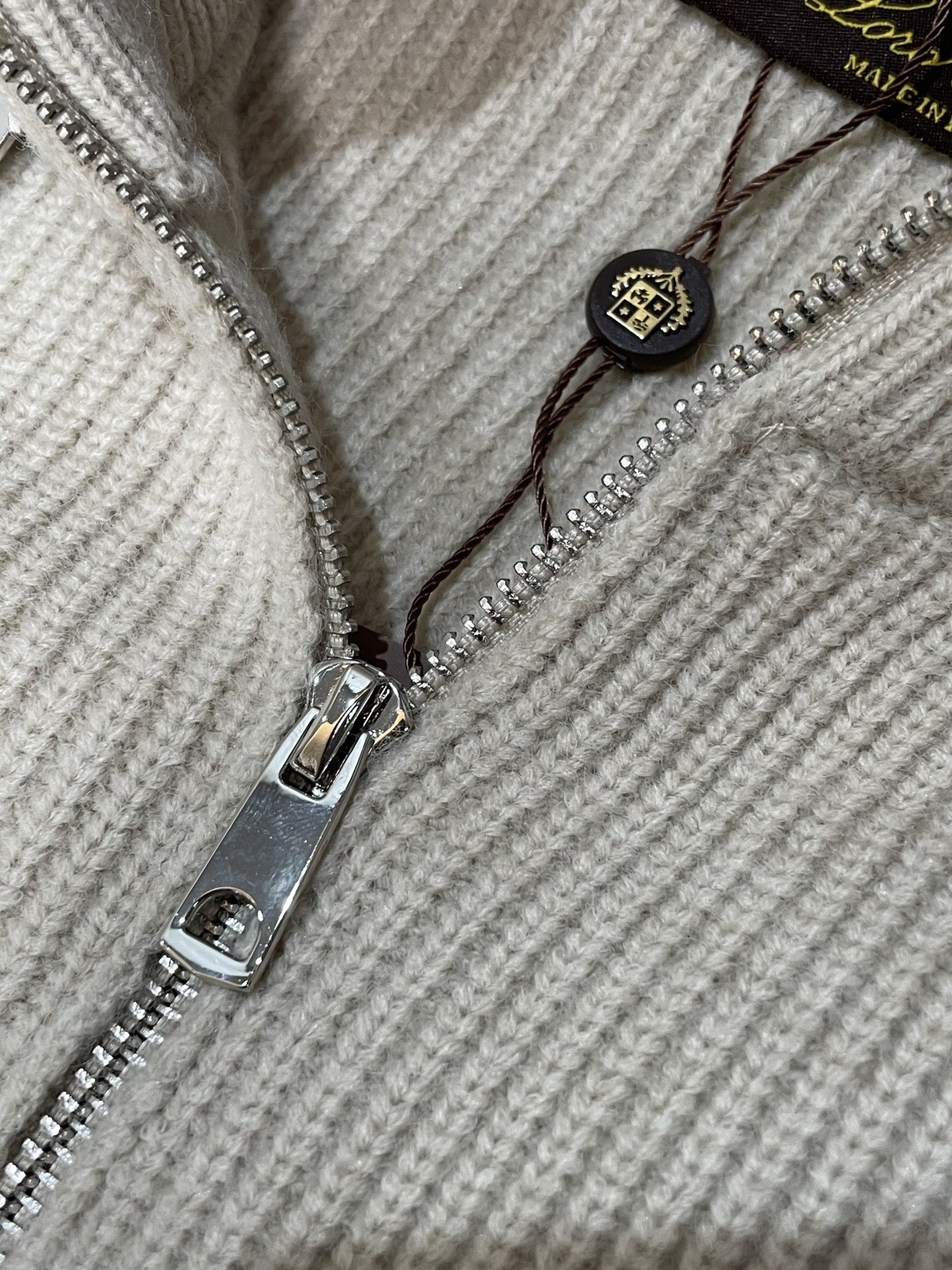 lP🆕 爆款 2025秋冬 高级定制 都市风十足 加厚款开衫毛衣。 采用进口羊毛混纺面料 柔软细腻 男人