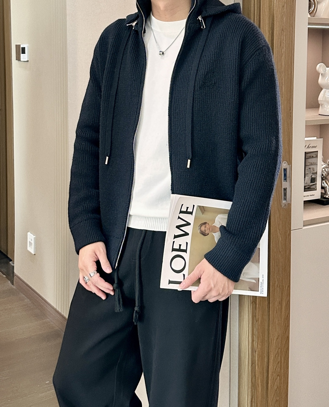 NO:614824,LP hot style 2025 autumn and winter, advanced customization, full of urban style, thickened cardigan sweater. Made of imported wool blended fabric, soft and delicate. Men's wardrobe is indispensable with basic models, which can be used to match various clothing anytime and anywhere to meet your daily needs. The design of the clothes is very simple, dear friends, hurry up and get it!  Size M-XXXL,,loro piana,sweaters,alexander wang19860909LP 爆款 2025秋冬 高级定制 都市风十足 加厚款开衫毛衣. 采用进口羊毛混纺面料 柔软细腻 男人的衣柜都少不了基础款,随时随地都可以拿来搭配各种服饰 满足您日常生活需求 .衣服设计非常的简洁 , 亲们赶紧入手！ 尺码M-XXXL,,loro piana,sweaters,alexander wang,Men's clothing