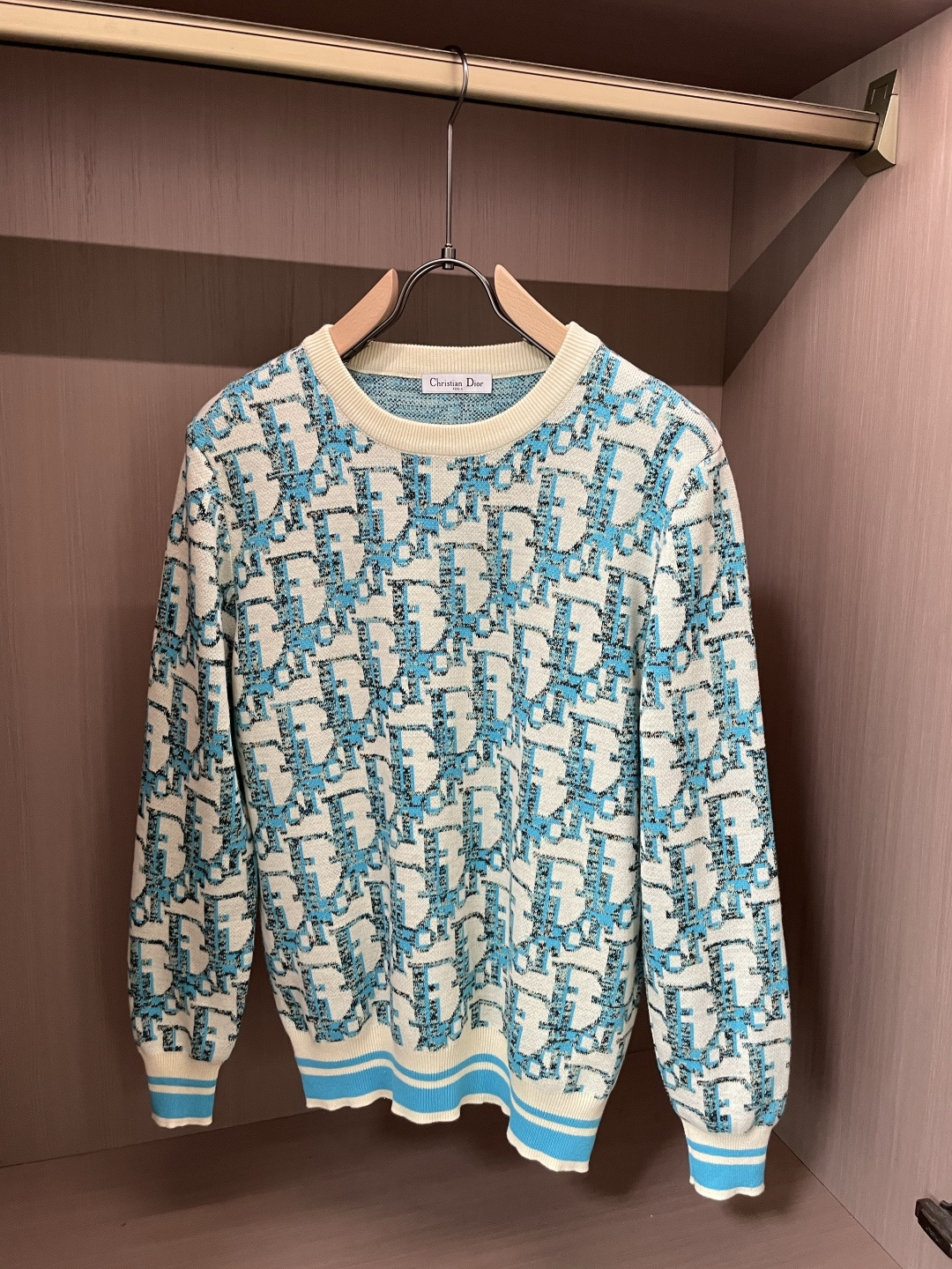 Dior 重磅推荐！2025aw秋冬新款 专柜同步 时尚经典针织衫 秋冬必备款 采用针织衫加厚毛衣，精致