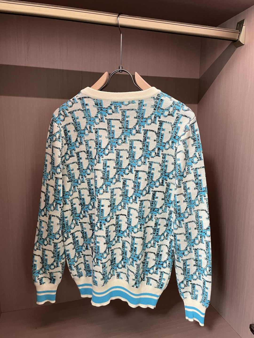 Dior 重磅推荐！2025aw秋冬新款 专柜同步 时尚经典针织衫 秋冬必备款 采用针织衫加厚毛衣，精致