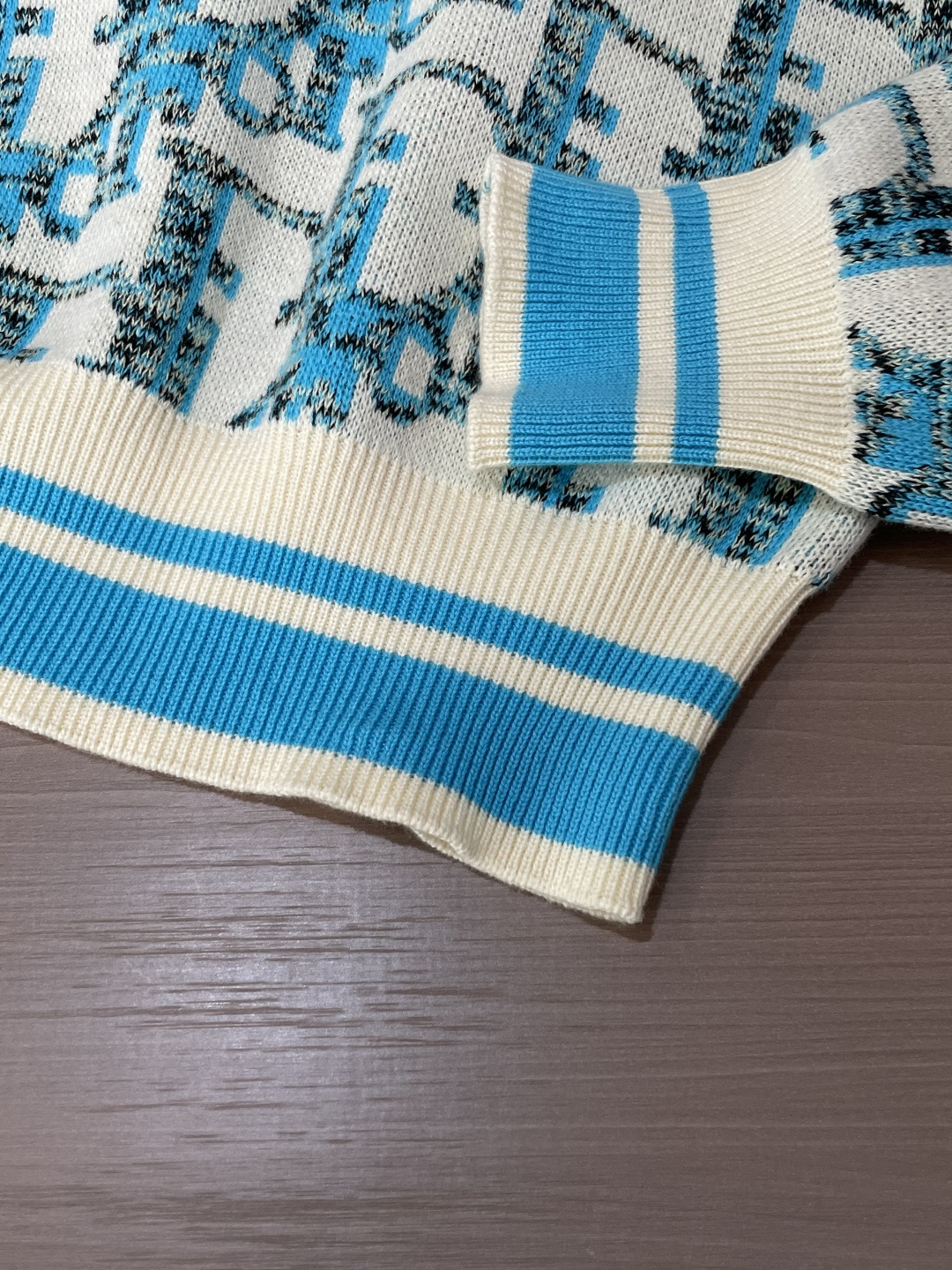 Dior 重磅推荐！2025aw秋冬新款 专柜同步 时尚经典针织衫 秋冬必备款 采用针织衫加厚毛衣，精致