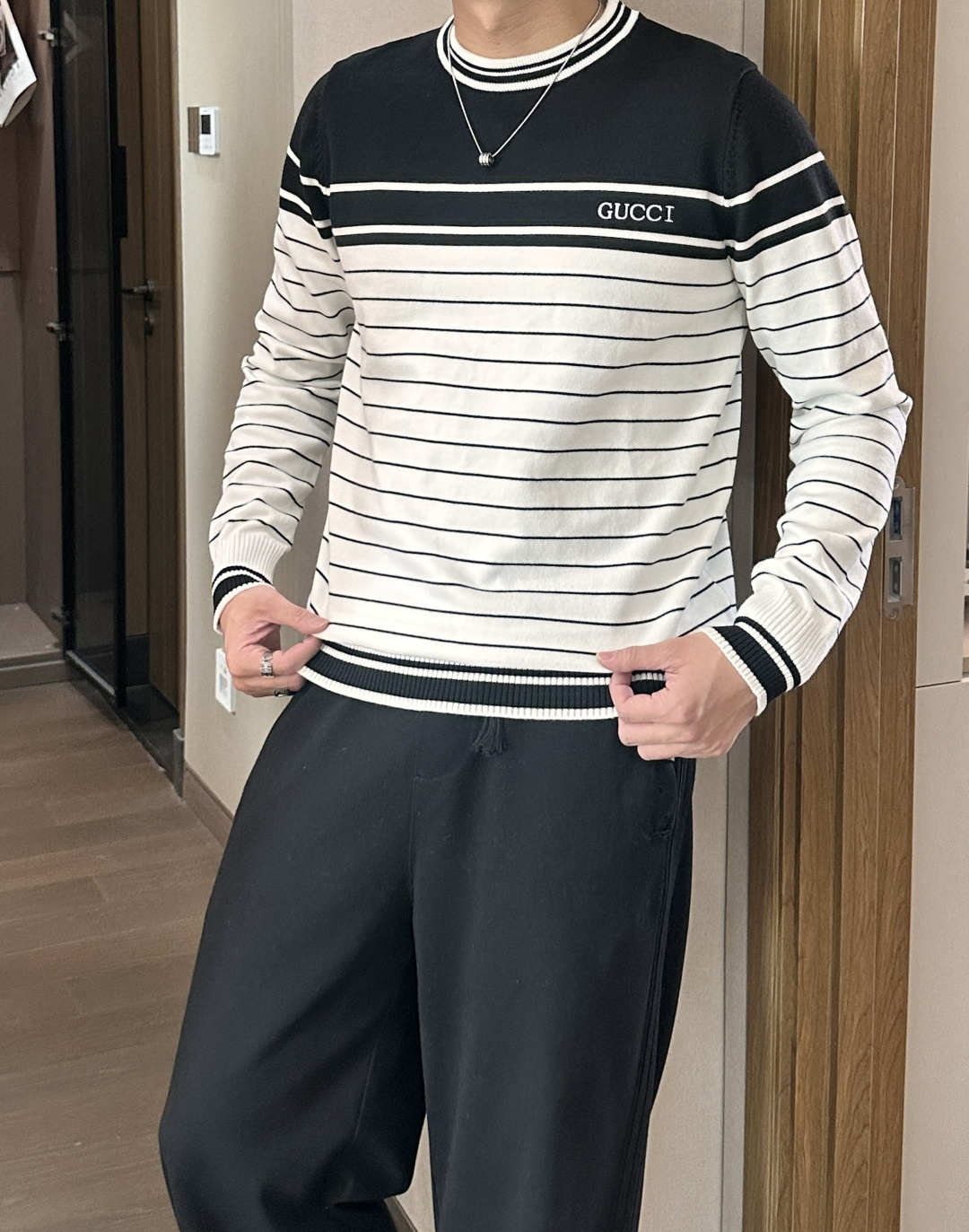 Gucc 重磅推荐！2025aw秋冬新款 专柜同步 时尚经典针织衫 秋冬必备款 采用针织衫加厚毛衣，精致