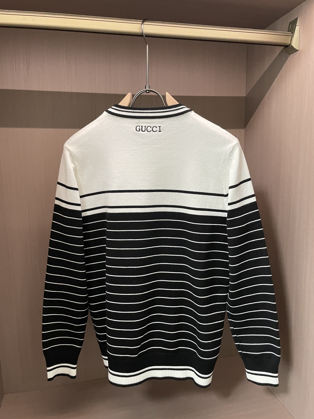 Gucc 重磅推荐！2025aw秋冬新款 专柜同步 时尚经典针织衫 秋冬必备款 采用针织衫加厚毛衣，精致