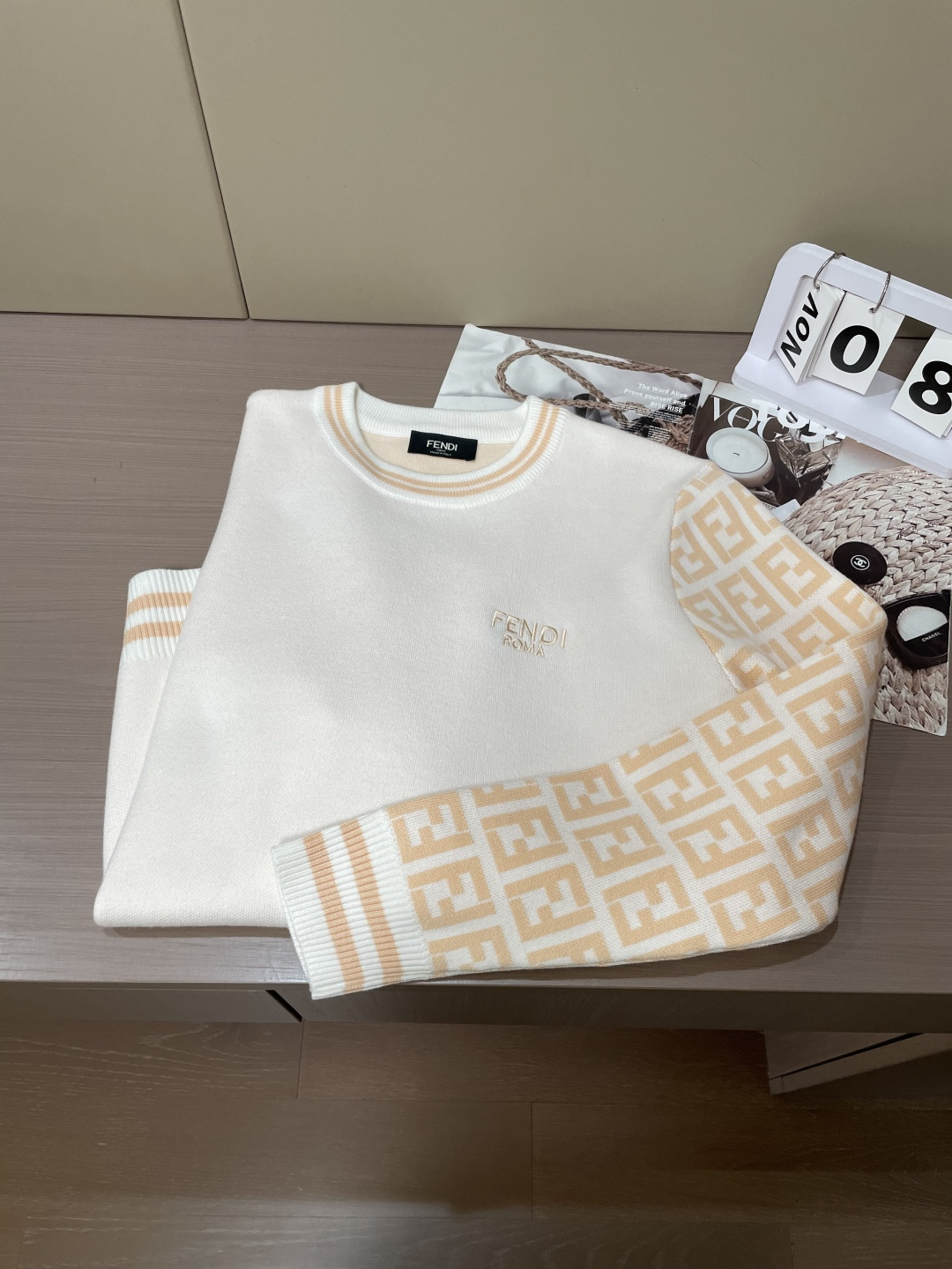 FD 重磅推荐！2025aw秋冬新款 专柜同步 时尚经典针织衫 秋冬必备款 采用针织衫加厚毛衣，精致简洁