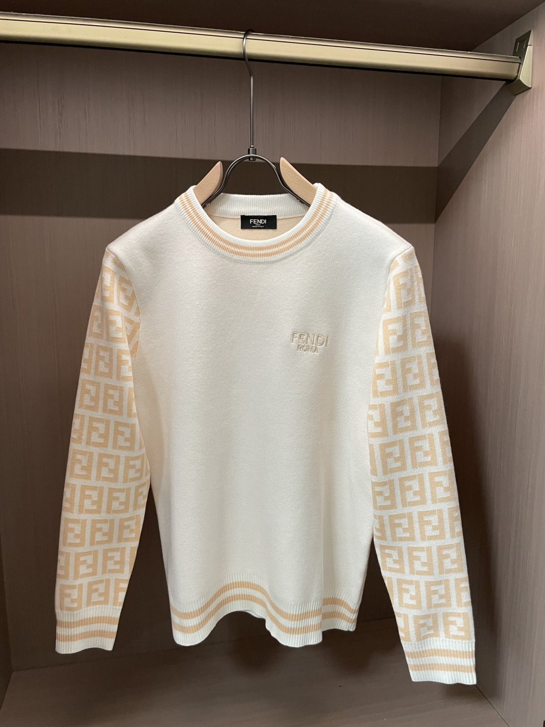 FD 重磅推荐！2025aw秋冬新款 专柜同步 时尚经典针织衫 秋冬必备款 采用针织衫加厚毛衣，精致简洁