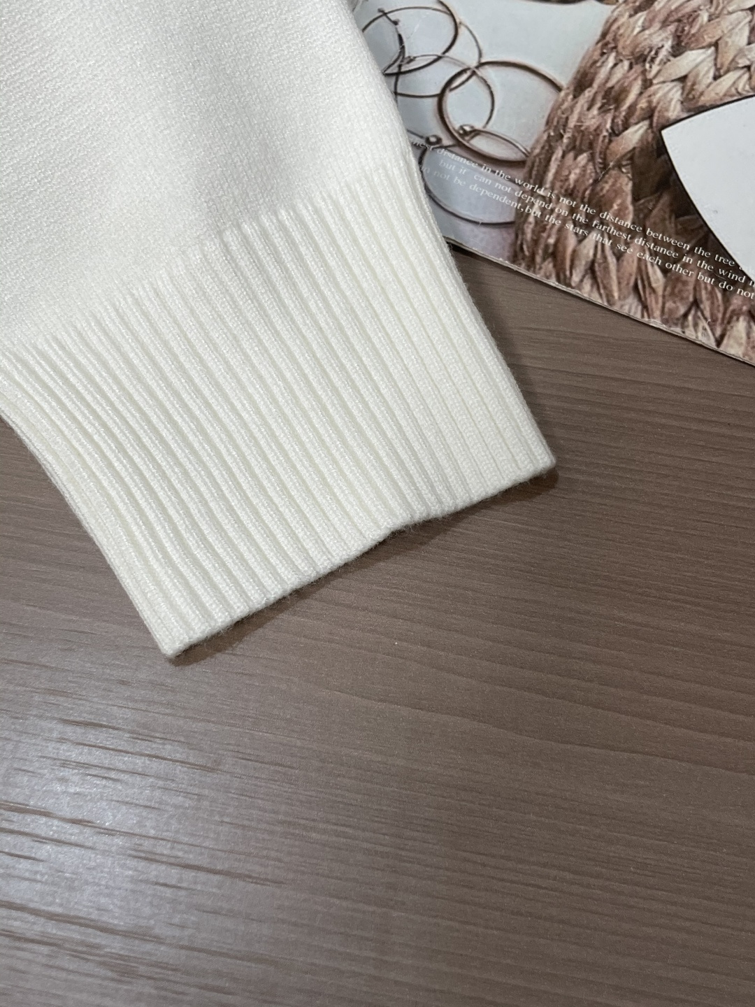 蒙口 重磅推荐！2025aw秋冬新款 专柜同步 时尚经典针织衫 秋冬必备款 采用针织衫加厚毛衣，精致简洁