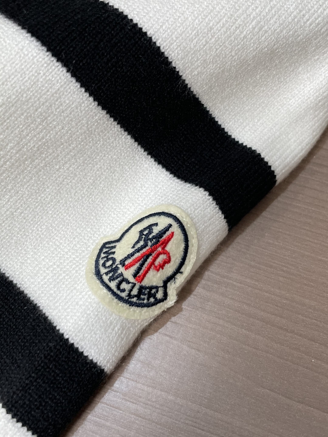 蒙口 重磅推荐！2025aw秋冬新款 专柜同步 时尚经典针织衫 秋冬必备款 采用针织衫加厚毛衣，精致简洁