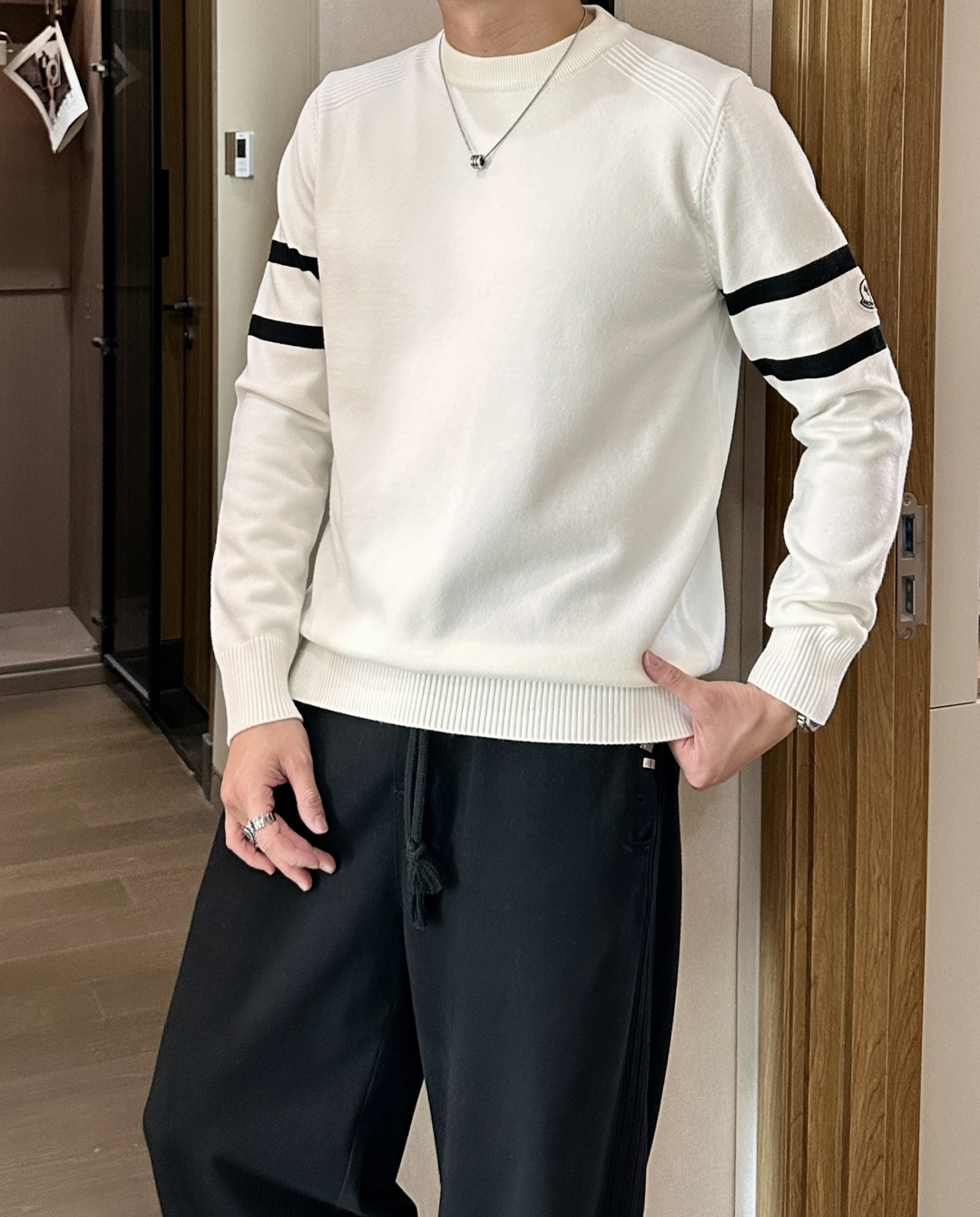 蒙口 重磅推荐！2025aw秋冬新款 专柜同步 时尚经典针织衫 秋冬必备款 采用针织衫加厚毛衣，精致简洁