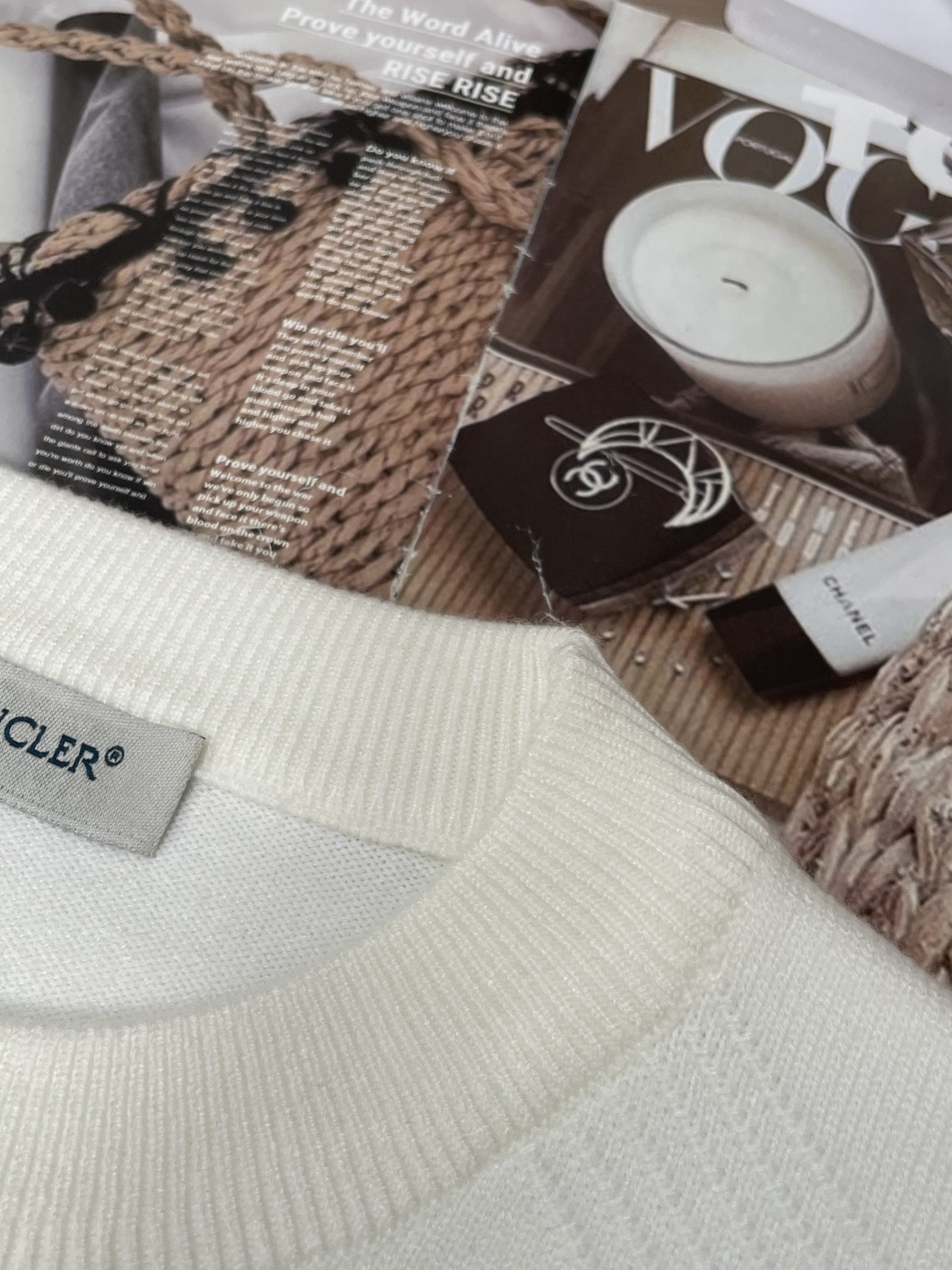 蒙口 重磅推荐！2025aw秋冬新款 专柜同步 时尚经典针织衫 秋冬必备款 采用针织衫加厚毛衣，精致简洁