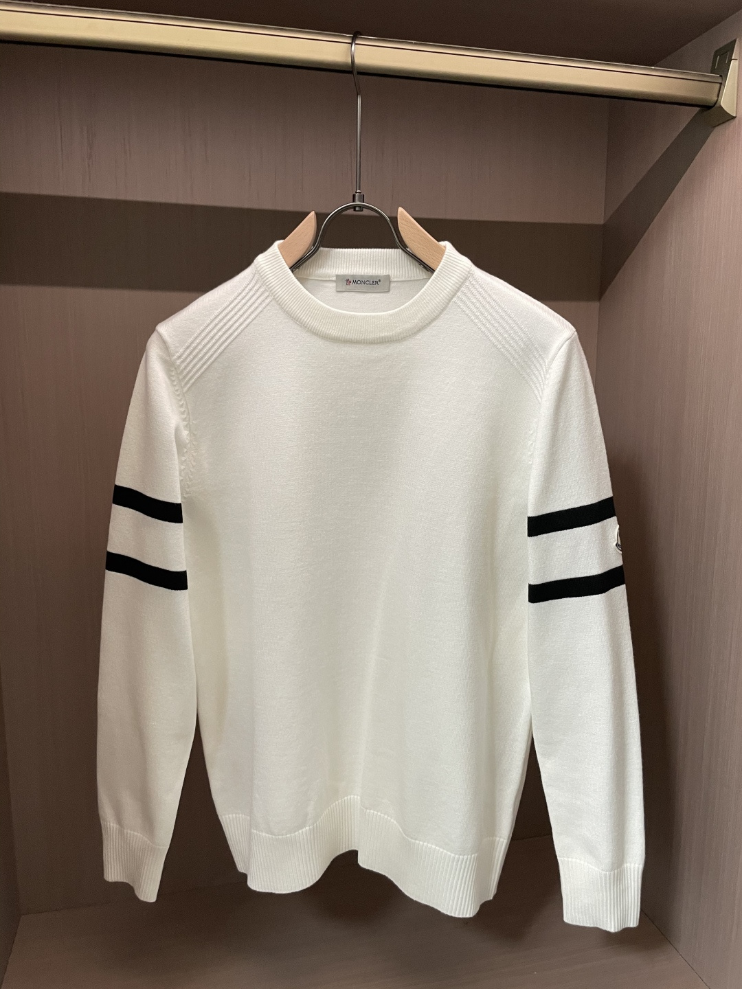 蒙口 重磅推荐！2025aw秋冬新款 专柜同步 时尚经典针织衫 秋冬必备款 采用针织衫加厚毛衣，精致简洁