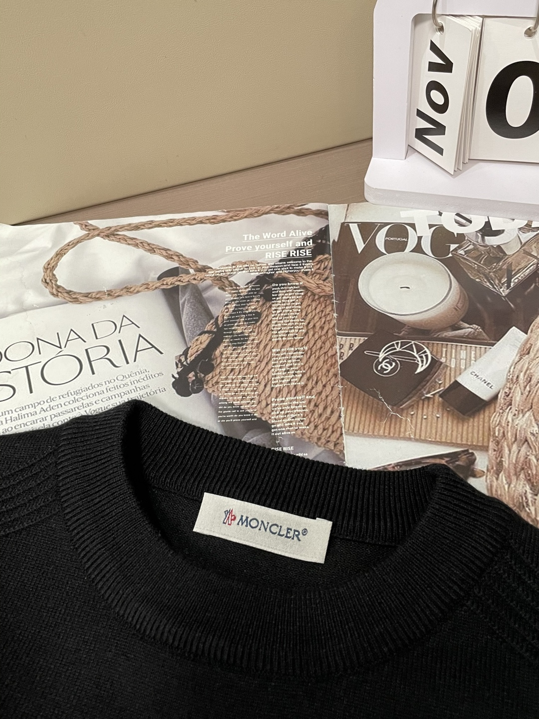 蒙口 重磅推荐！2025aw秋冬新款 专柜同步 时尚经典针织衫 秋冬必备款 采用针织衫加厚毛衣，精致简洁