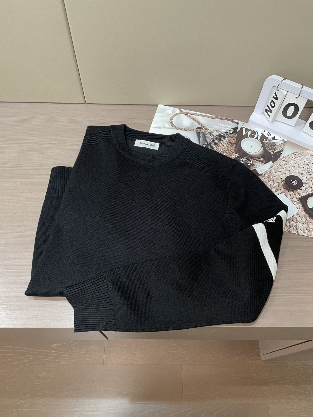 蒙口 重磅推荐！2025aw秋冬新款 专柜同步 时尚经典针织衫 秋冬必备款 采用针织衫加厚毛衣，精致简洁