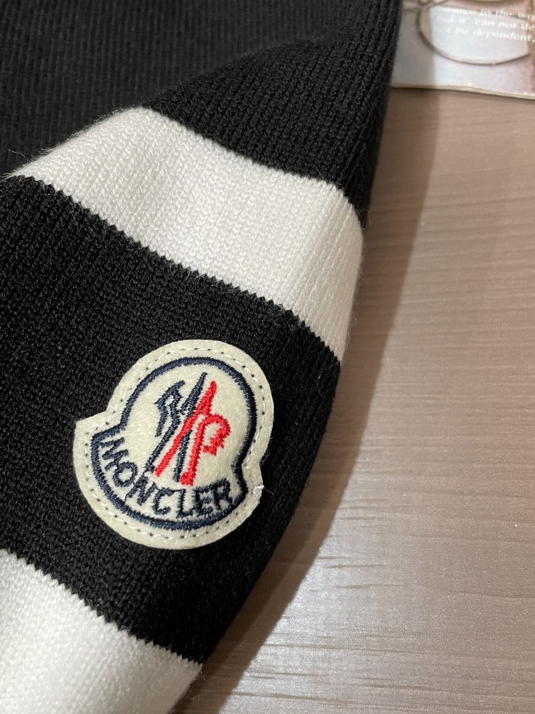 蒙口 重磅推荐！2025aw秋冬新款 专柜同步 时尚经典针织衫 秋冬必备款 采用针织衫加厚毛衣，精致简洁