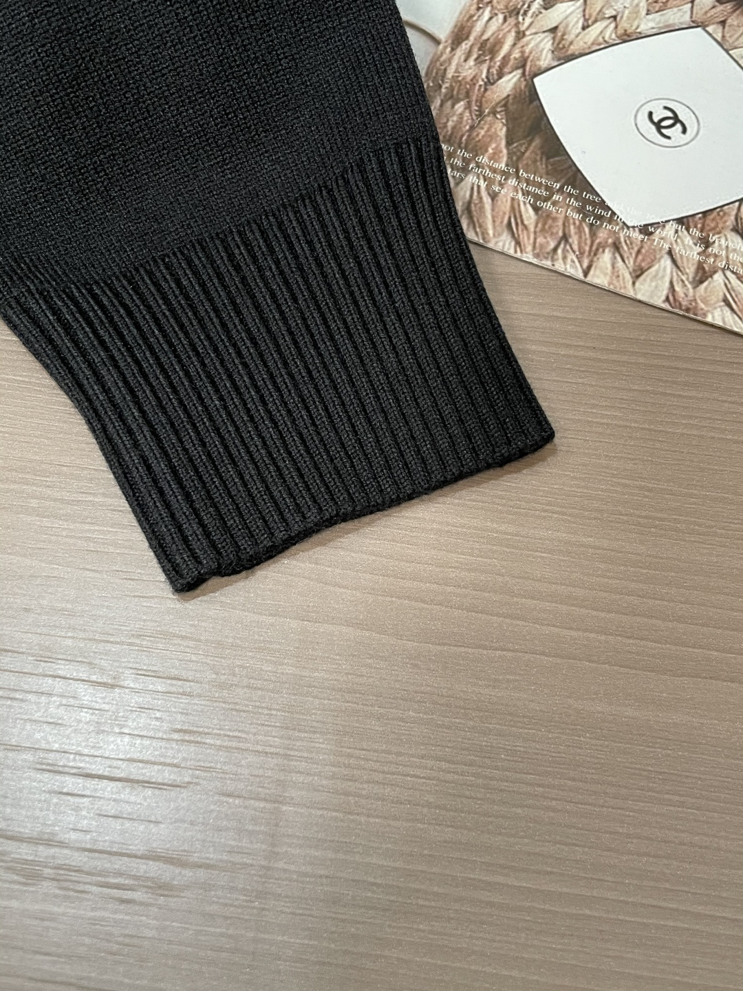 蒙口 重磅推荐！2025aw秋冬新款 专柜同步 时尚经典针织衫 秋冬必备款 采用针织衫加厚毛衣，精致简洁