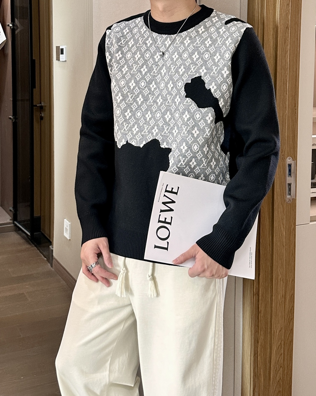 Lv 重磅推荐！2025aw秋冬新款 专柜同步 时尚经典针织衫 秋冬必备款 采用针织衫加厚毛衣，精致简洁