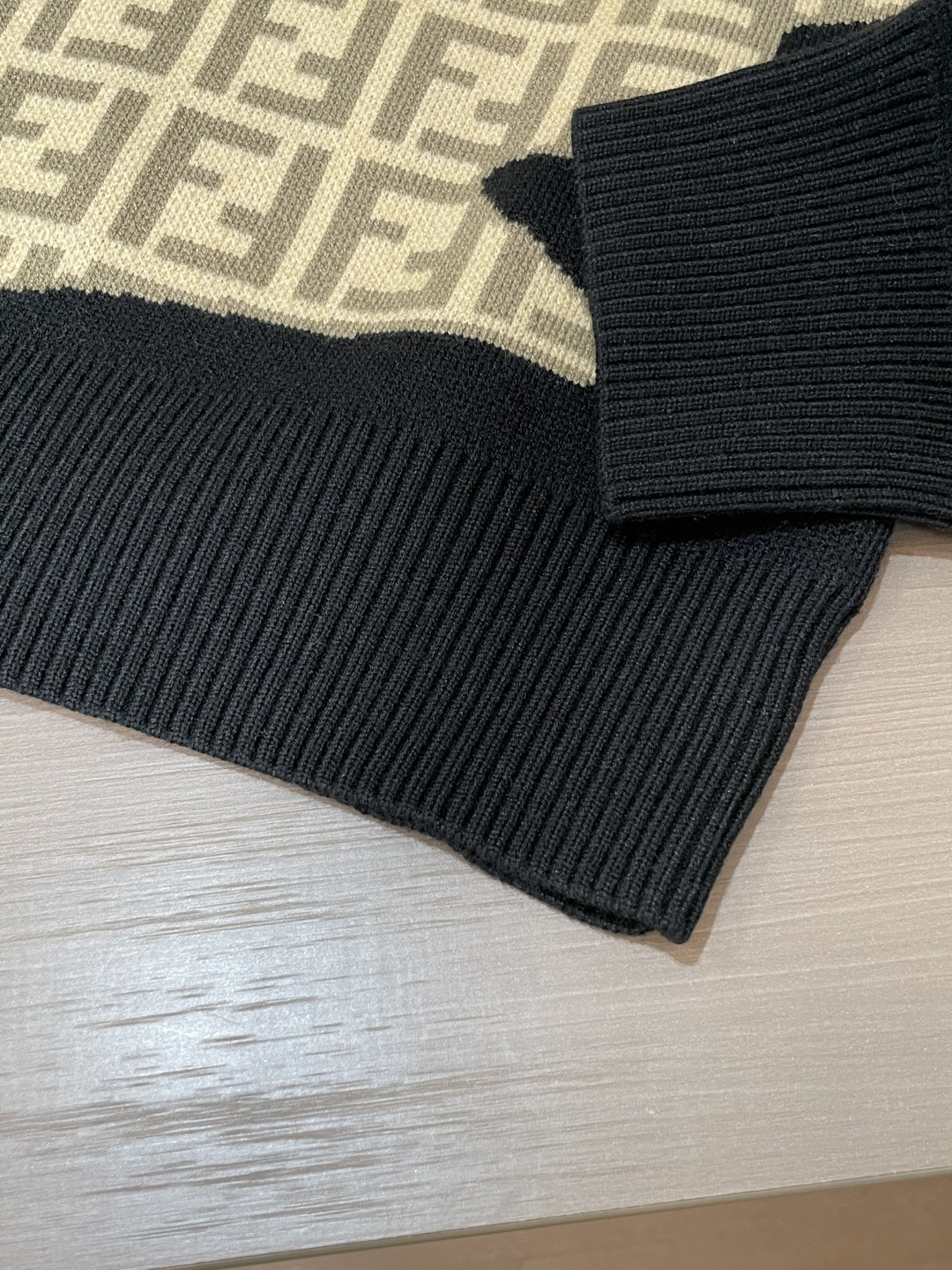 Fd 重磅推荐！2025aw秋冬新款 专柜同步 时尚经典针织衫 秋冬必备款 采用针织衫加厚毛衣，精致简洁