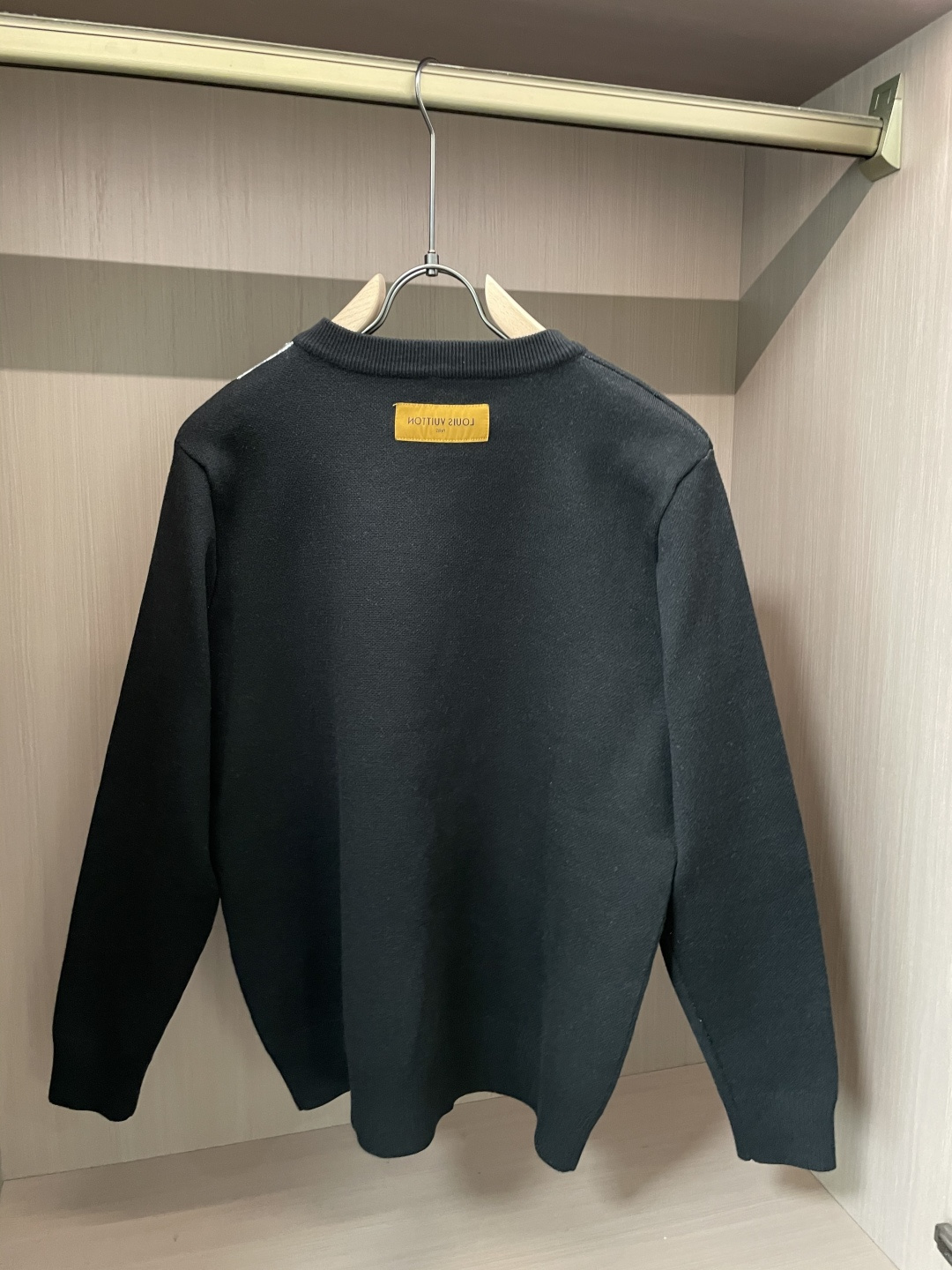 Lv 重磅推荐！2025aw秋冬新款 专柜同步 时尚经典针织衫 秋冬必备款 采用针织衫加厚毛衣，精致简洁