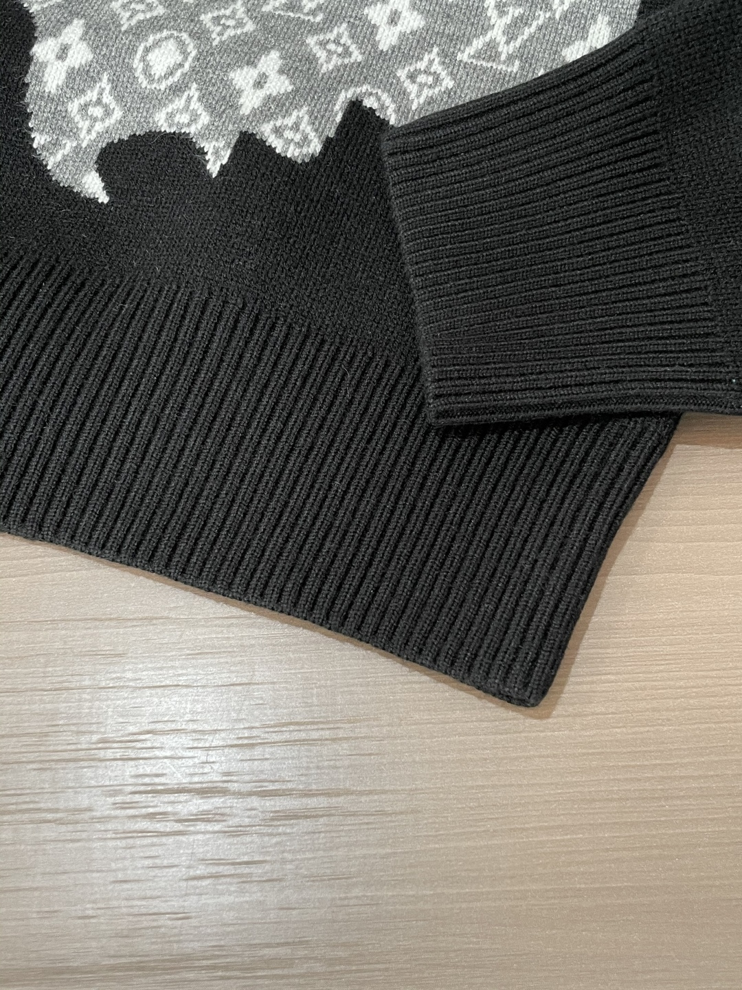 Lv 重磅推荐！2025aw秋冬新款 专柜同步 时尚经典针织衫 秋冬必备款 采用针织衫加厚毛衣，精致简洁