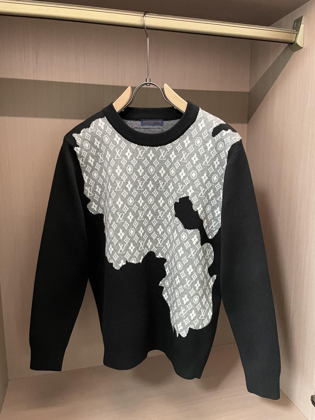 Lv 重磅推荐！2025aw秋冬新款 专柜同步 时尚经典针织衫 秋冬必备款 采用针织衫加厚毛衣，精致简洁