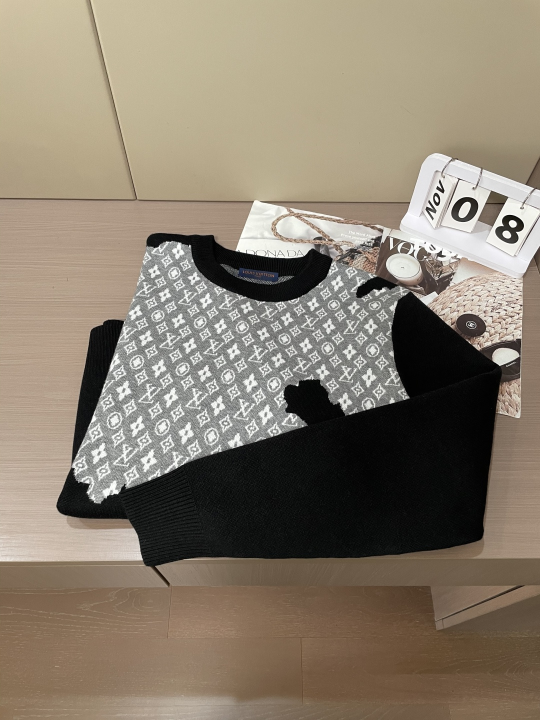 Lv 重磅推荐！2025aw秋冬新款 专柜同步 时尚经典针织衫 秋冬必备款 采用针织衫加厚毛衣，精致简洁