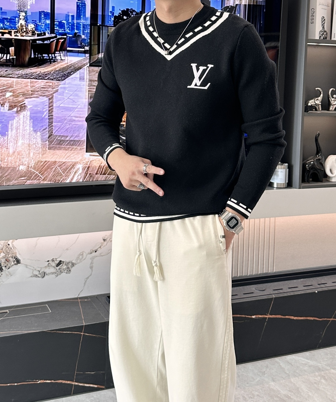 Lv 重磅推荐！2025aw秋冬新款 专柜同步 时尚经典针织衫 秋冬必备款 采用针织衫加厚毛衣，精致简洁