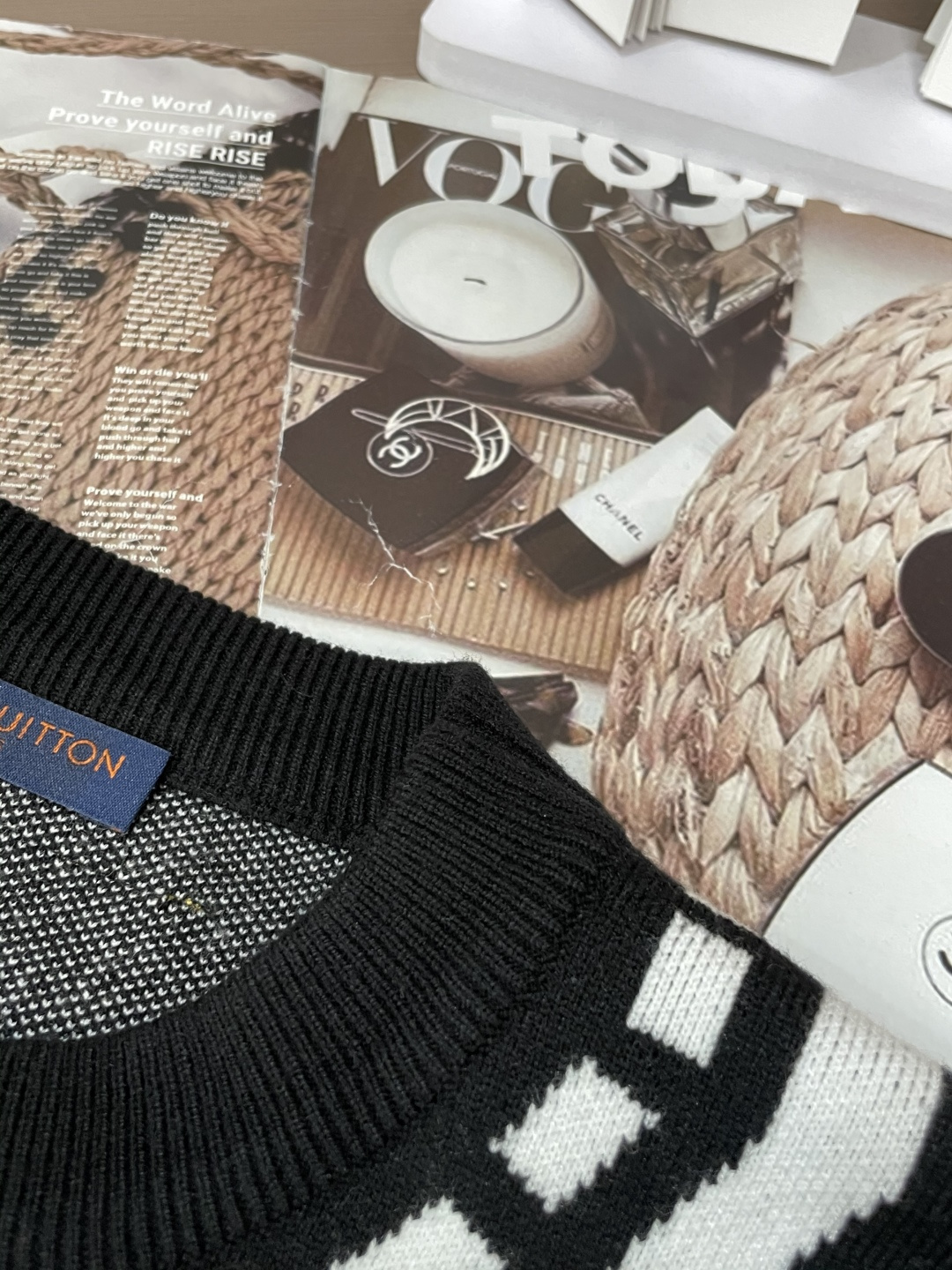 Lv 重磅推荐！2025aw秋冬新款 专柜同步 时尚经典针织衫 秋冬必备款 采用针织衫加厚毛衣，精致简洁