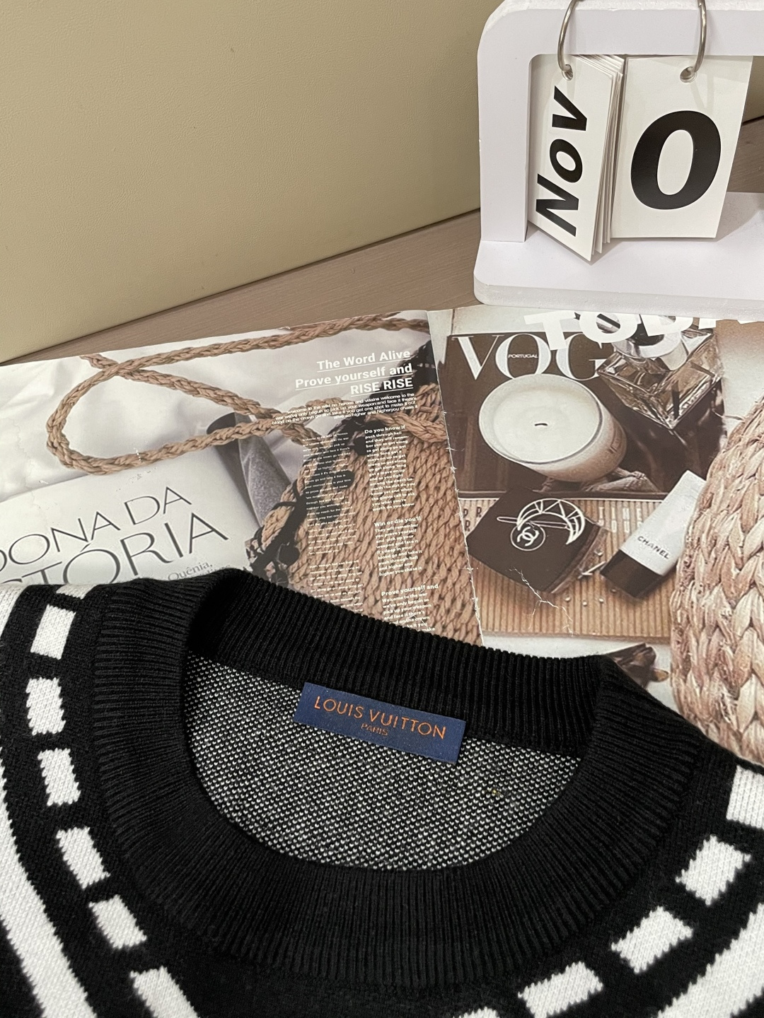 Lv 重磅推荐！2025aw秋冬新款 专柜同步 时尚经典针织衫 秋冬必备款 采用针织衫加厚毛衣，精致简洁