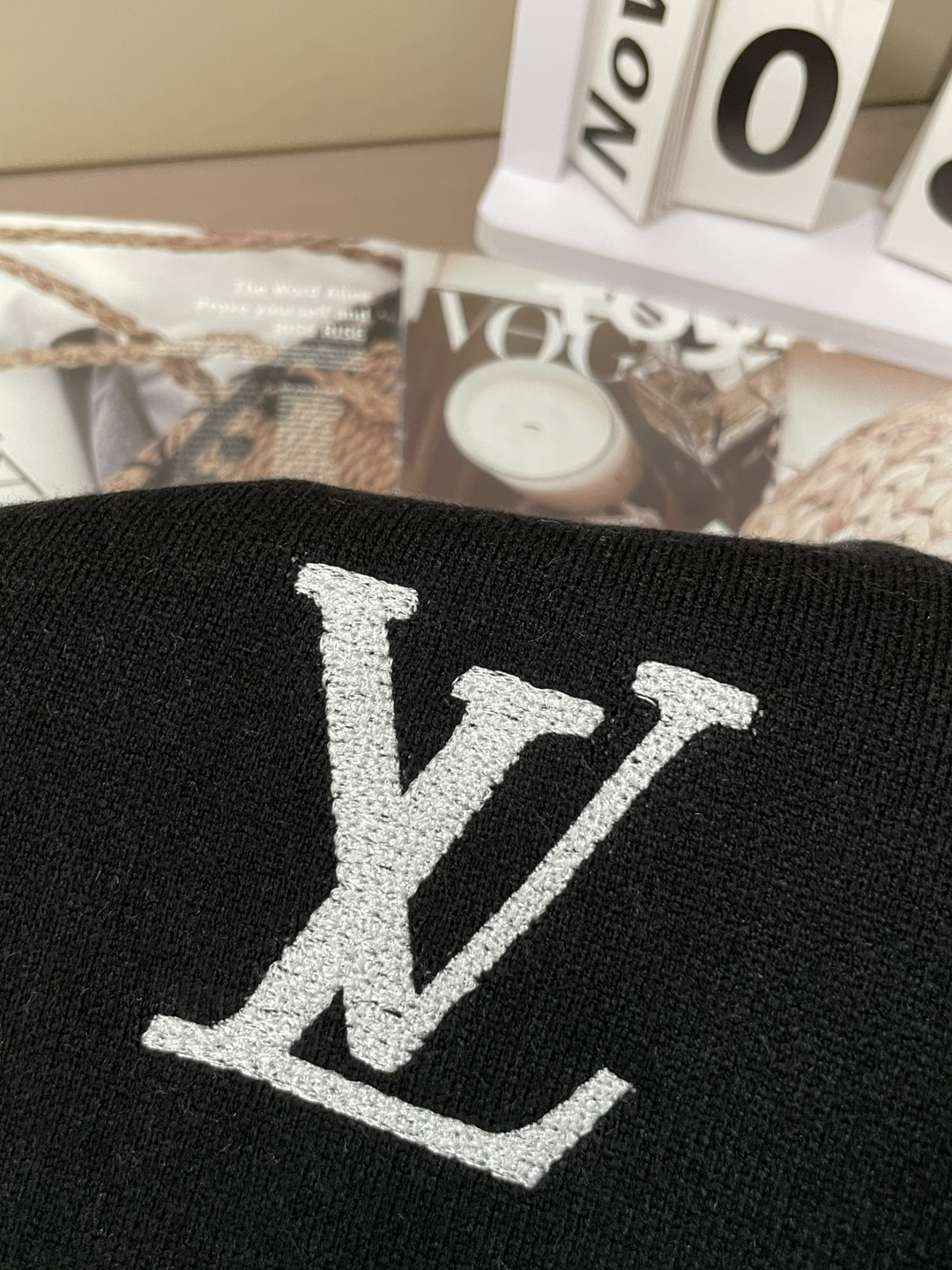 Lv 重磅推荐！2025aw秋冬新款 专柜同步 时尚经典针织衫 秋冬必备款 采用针织衫加厚毛衣，精致简洁