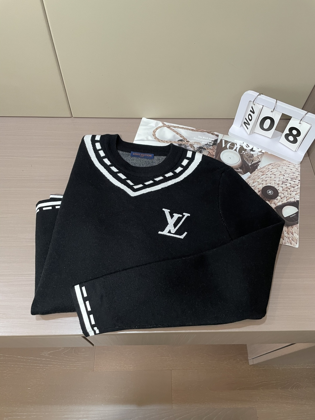 Lv 重磅推荐！2025aw秋冬新款 专柜同步 时尚经典针织衫 秋冬必备款 采用针织衫加厚毛衣，精致简洁