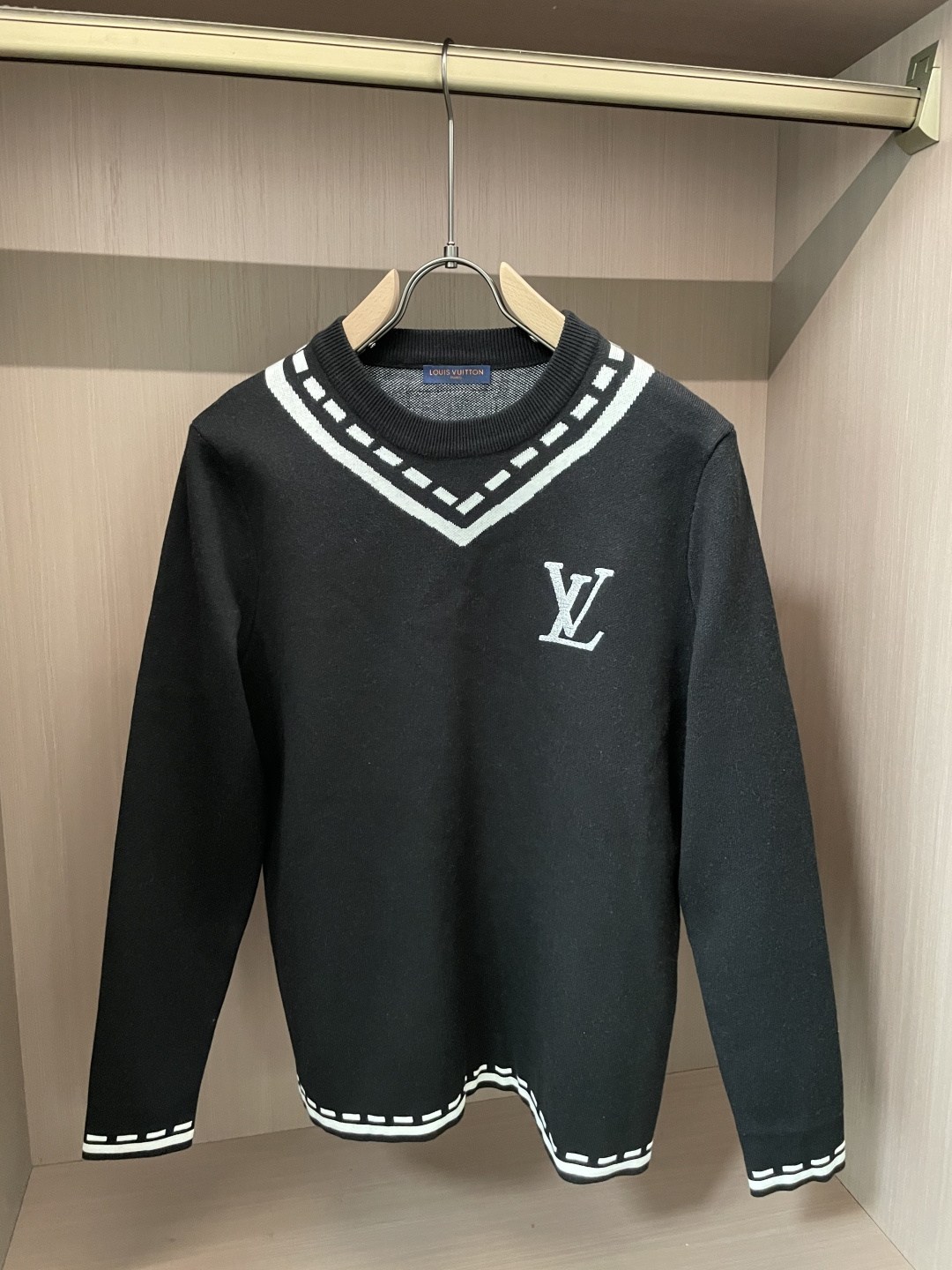 Lv 重磅推荐！2025aw秋冬新款 专柜同步 时尚经典针织衫 秋冬必备款 采用针织衫加厚毛衣，精致简洁